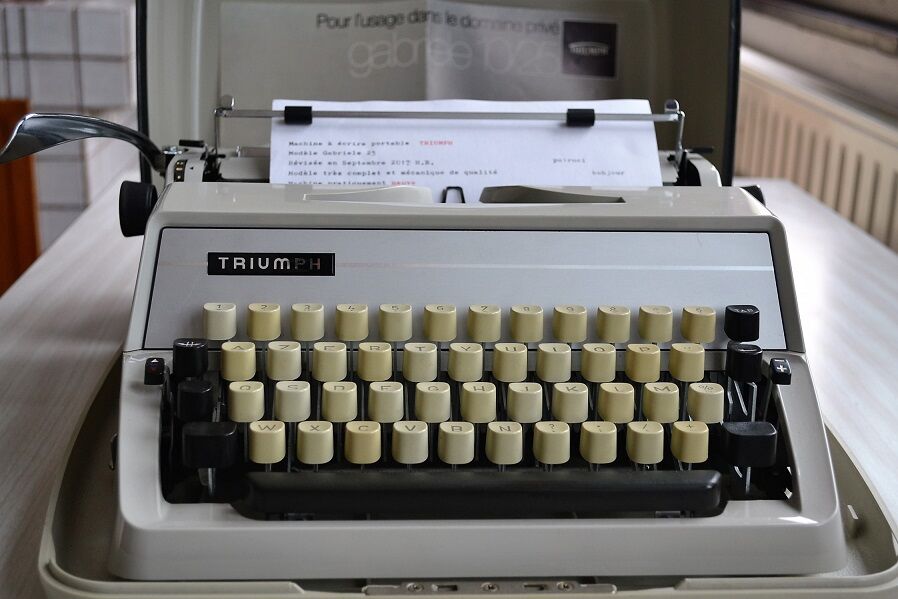 Triumph Gabriele 25 portable typewriter