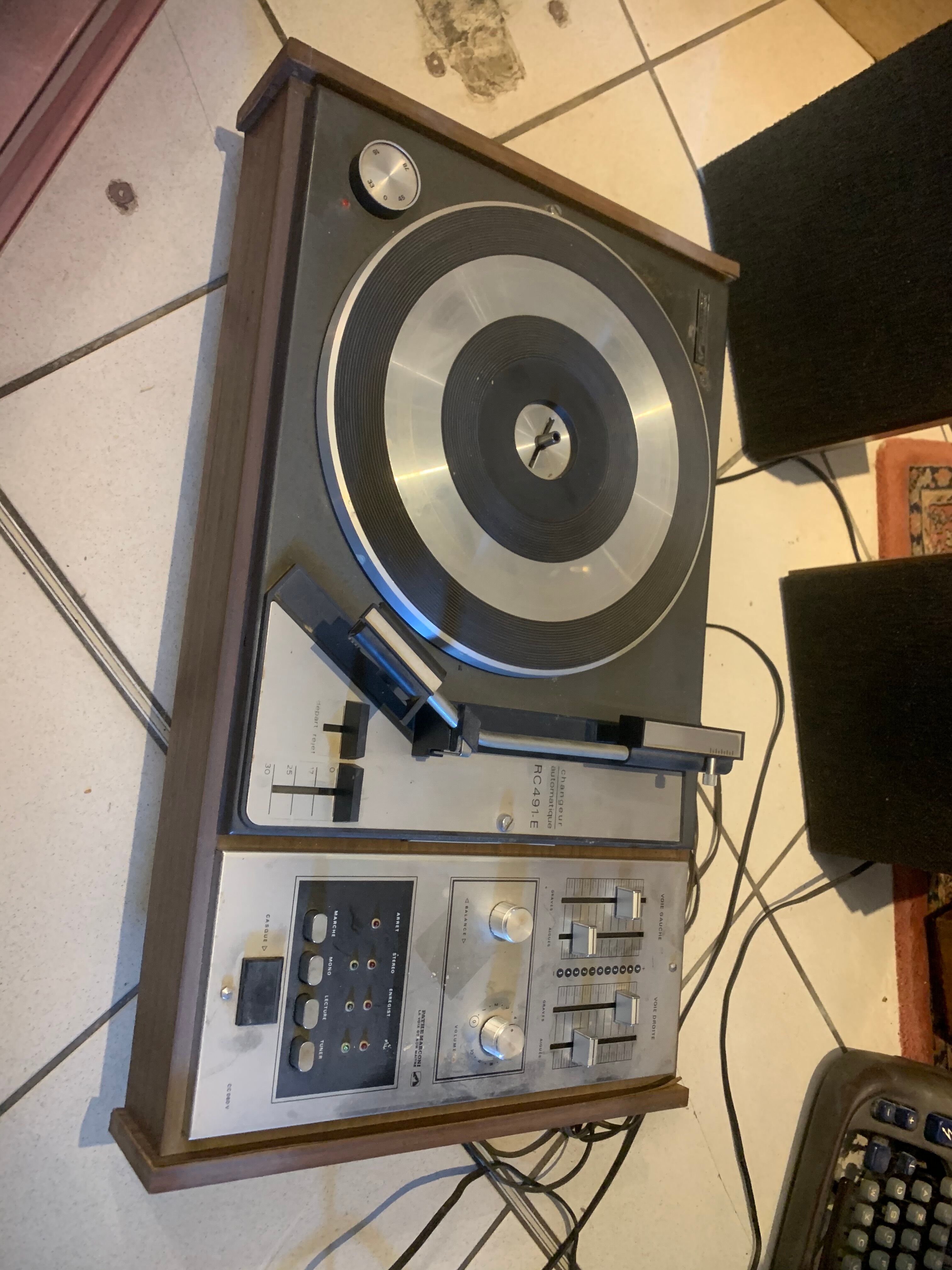 Pathe Marconi disc turner with its speakers