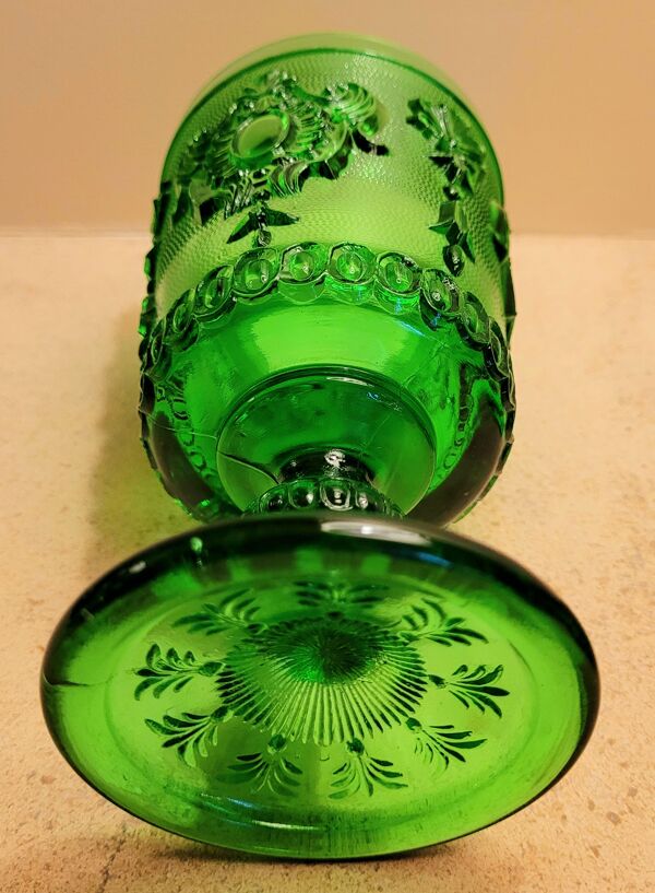 Anciens verres et carafe en verre moulé vintage