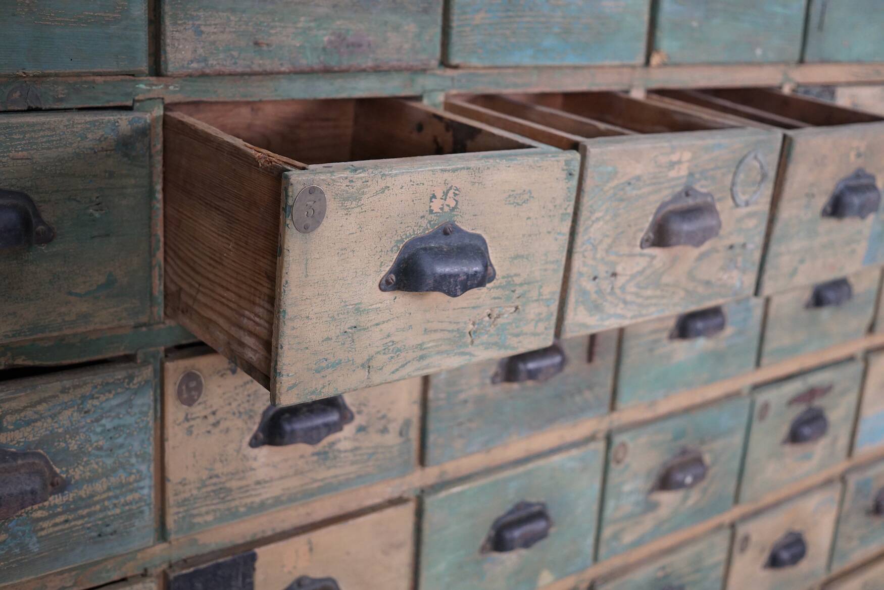 Meuble de quincaillerie industriel en pin peint, France années 1950