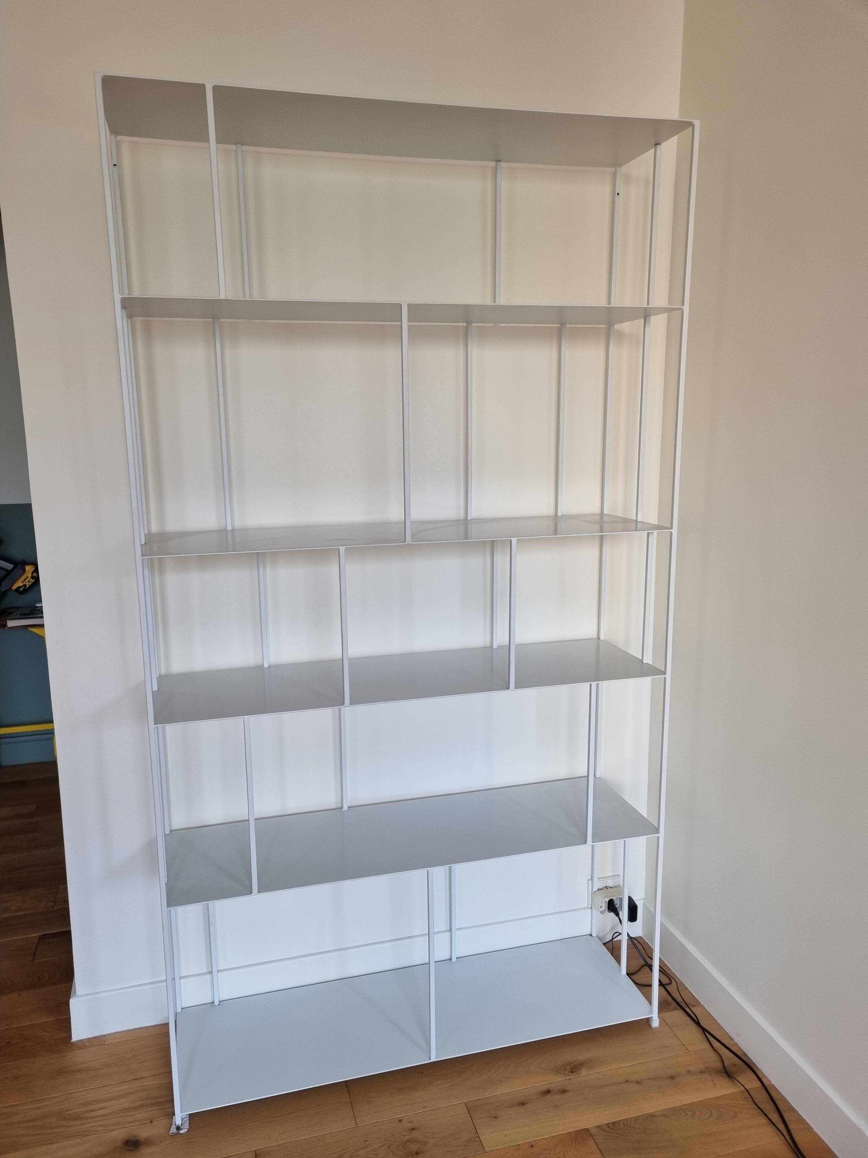 Bibliothèque en métal blanc