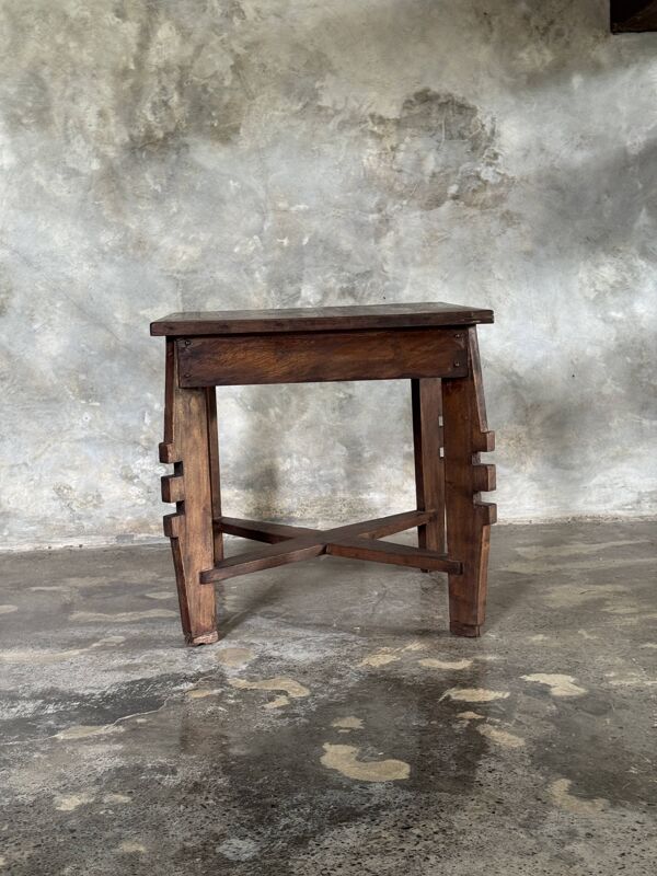 Coffee table, petite table basse indonésienne ancienne moderniste en teck