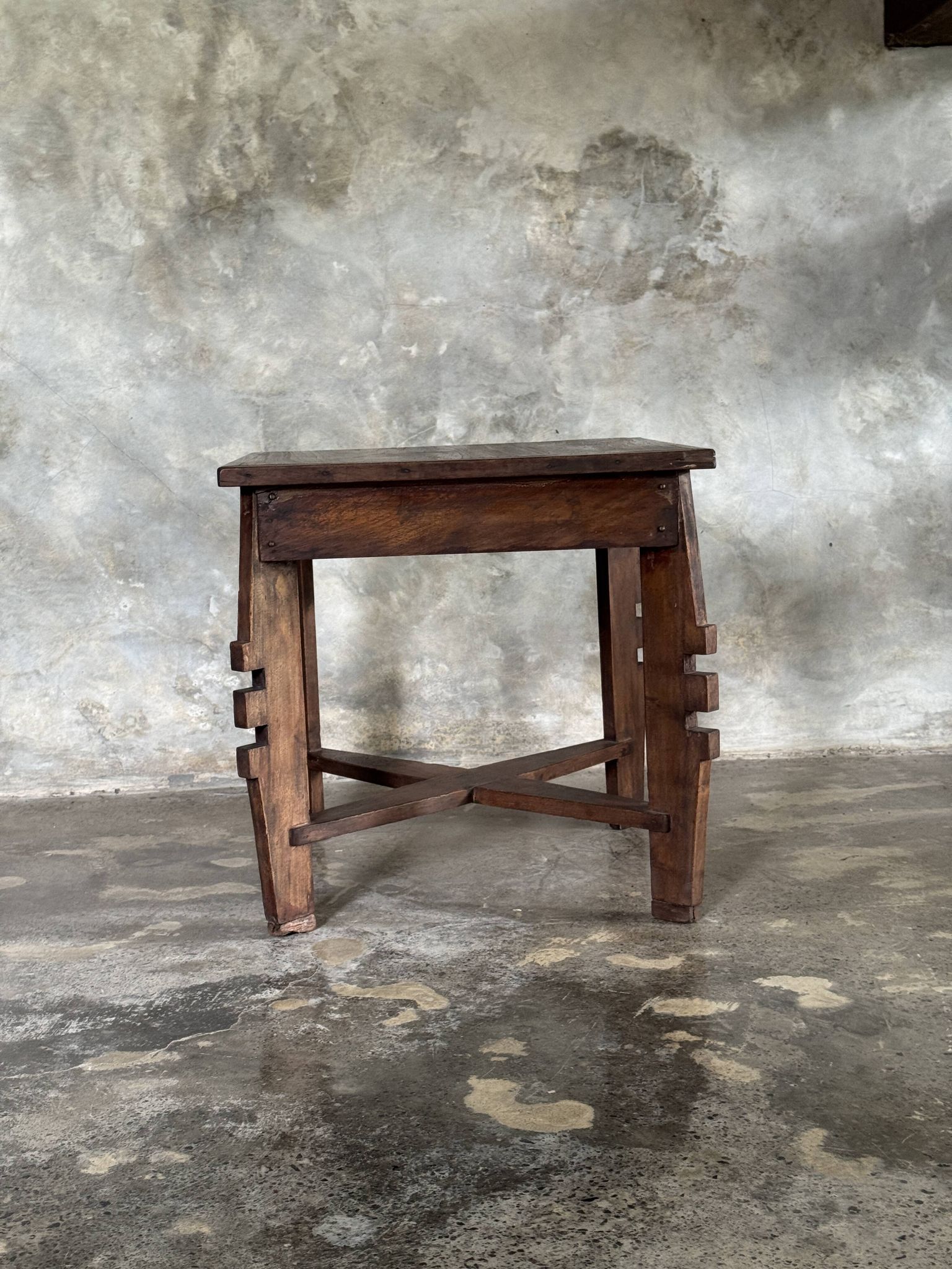 Coffee table, petite table basse indonésienne ancienne moderniste en teck