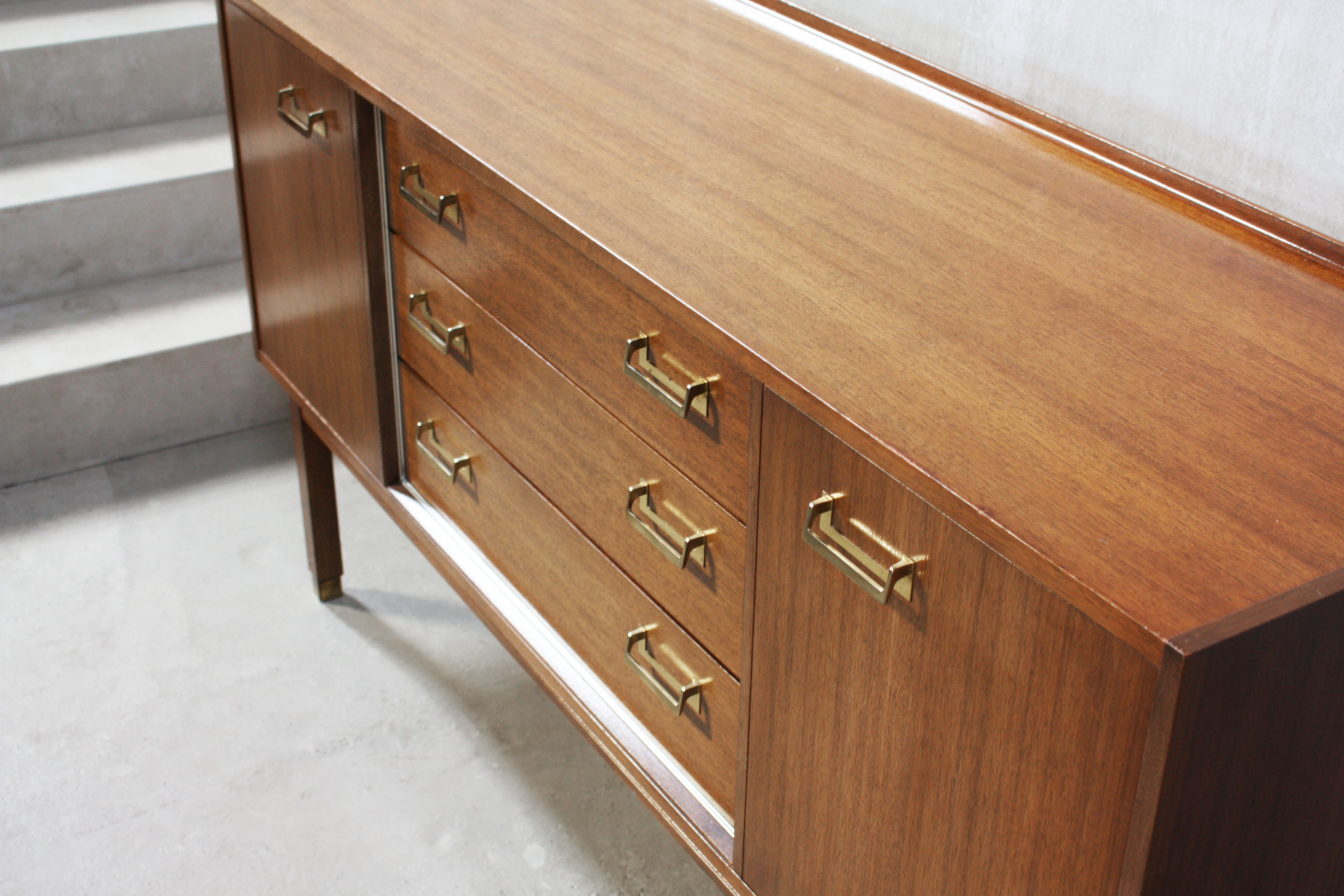 Enfilade en bois signée E-Gomme 1960s