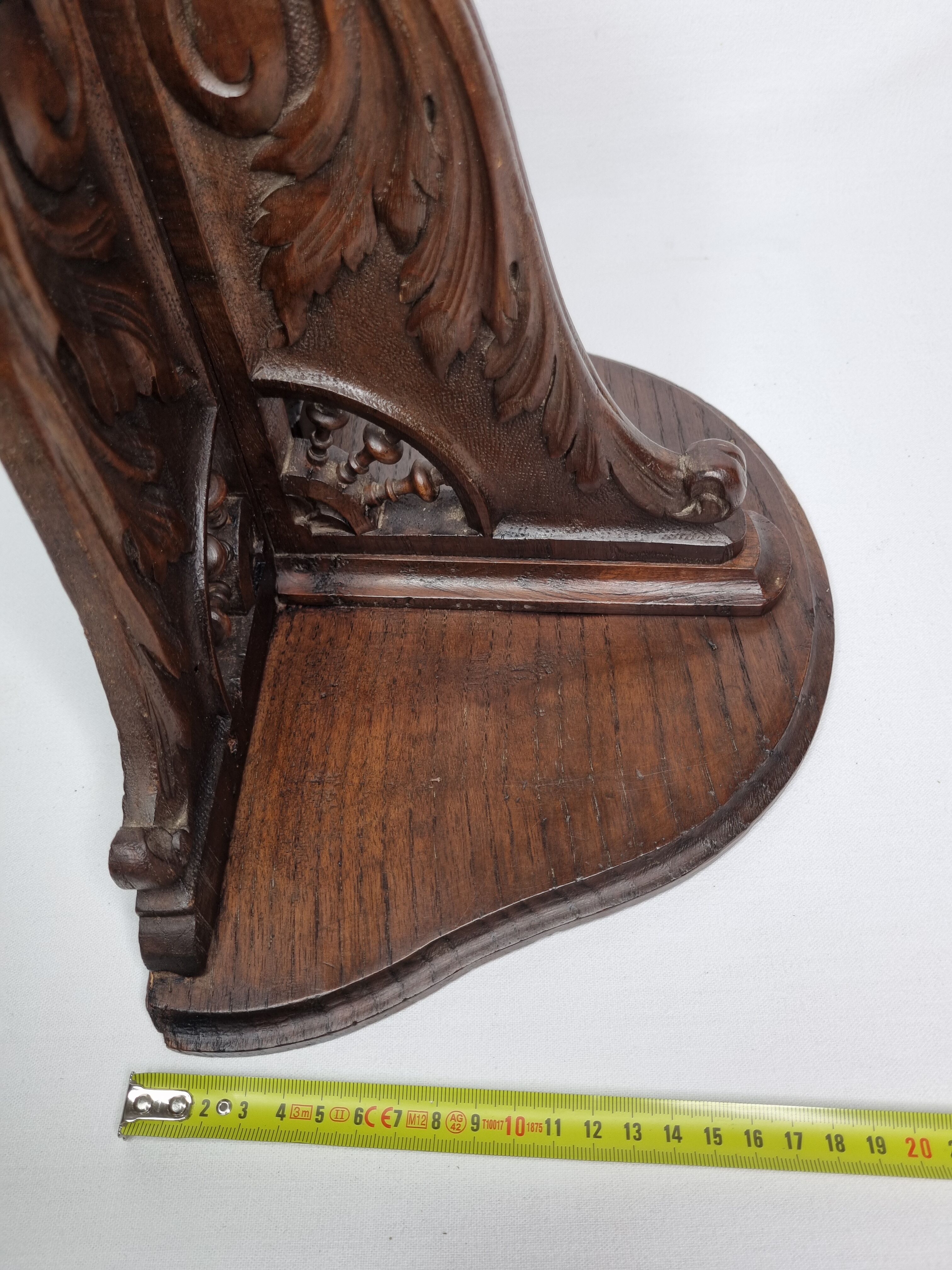 Sellette murale en bois sculpté aux décors bretons, 32 cm