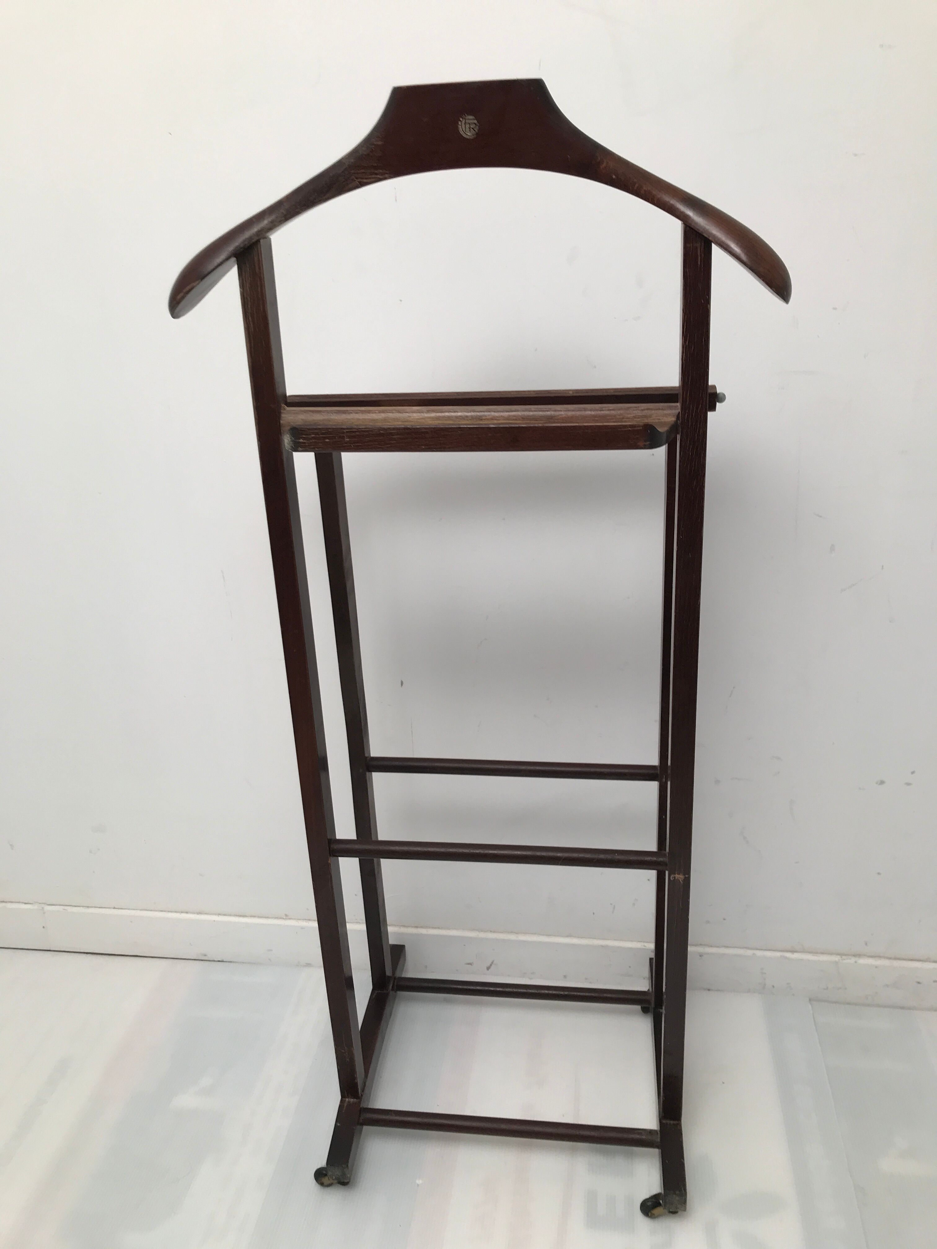 Double porticoed valet 60-70s