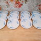 Lot de 12 petites assiettes en porcelaine décor petites fleurs bleues