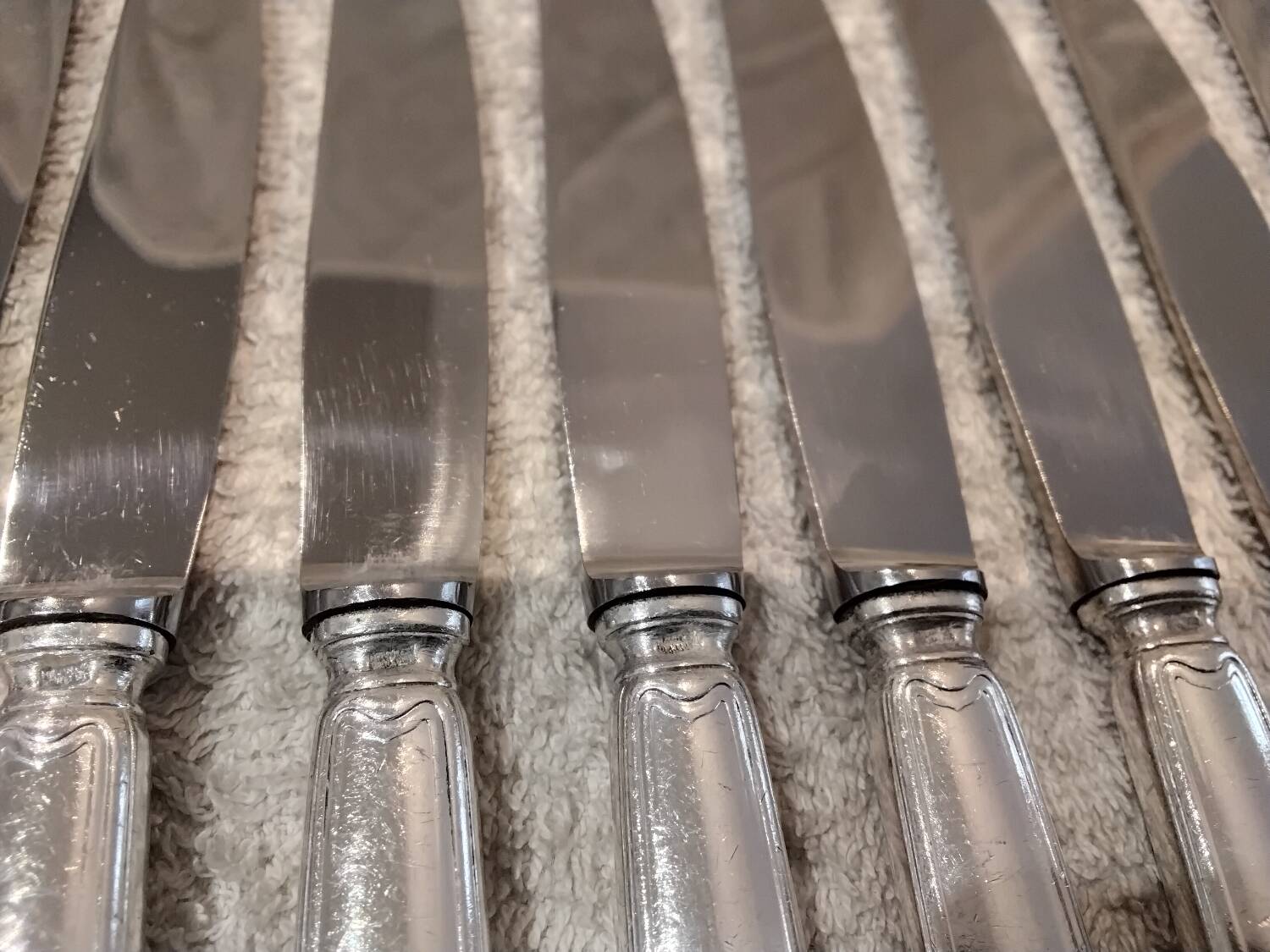 11 silver-plated metal lunch knives by Ravinet Coquille, 18cm