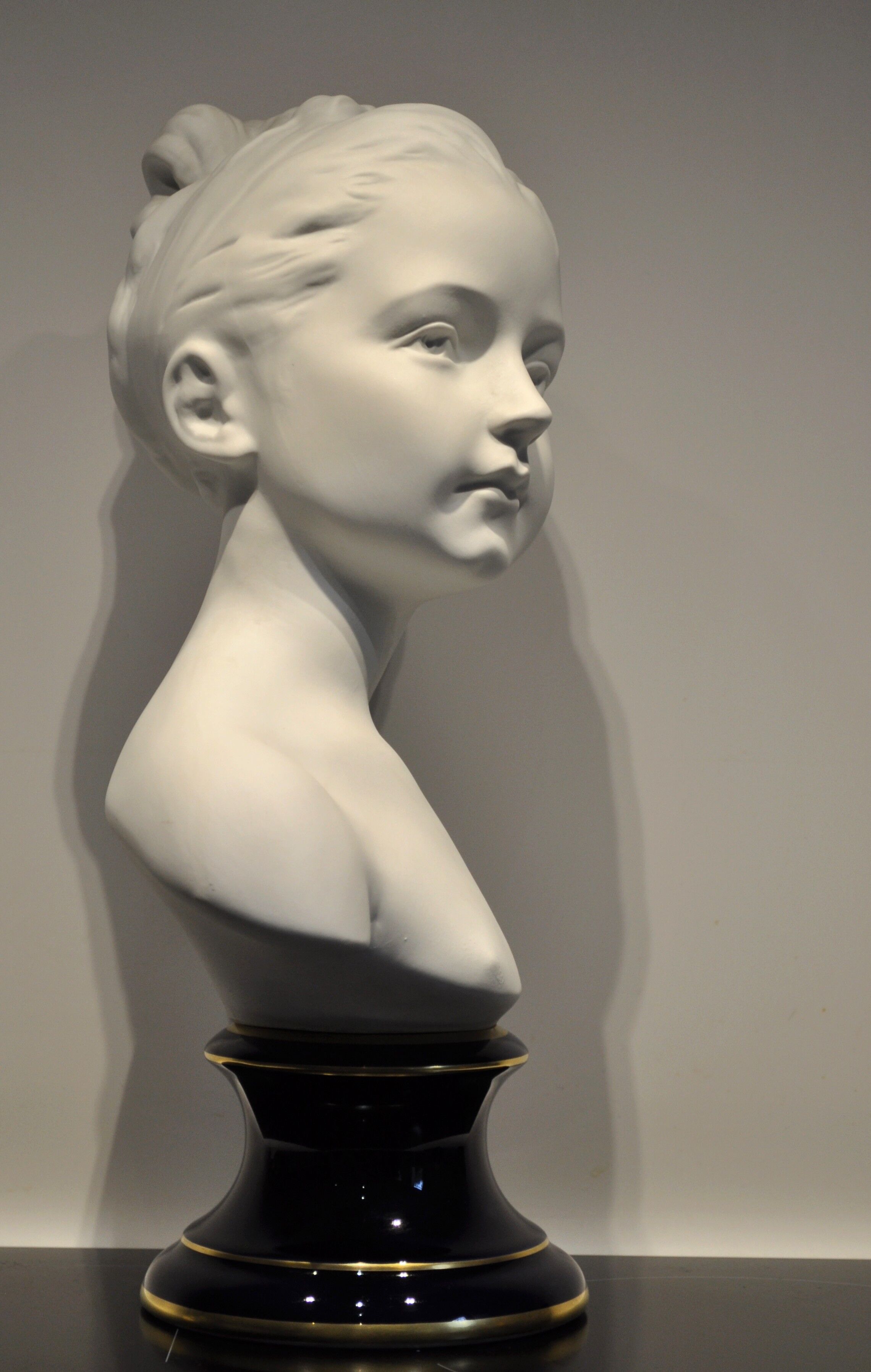 Young girl Houdon GM blue foot