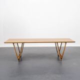 Table basse des années 50, noyer, pieds en V, restaurée