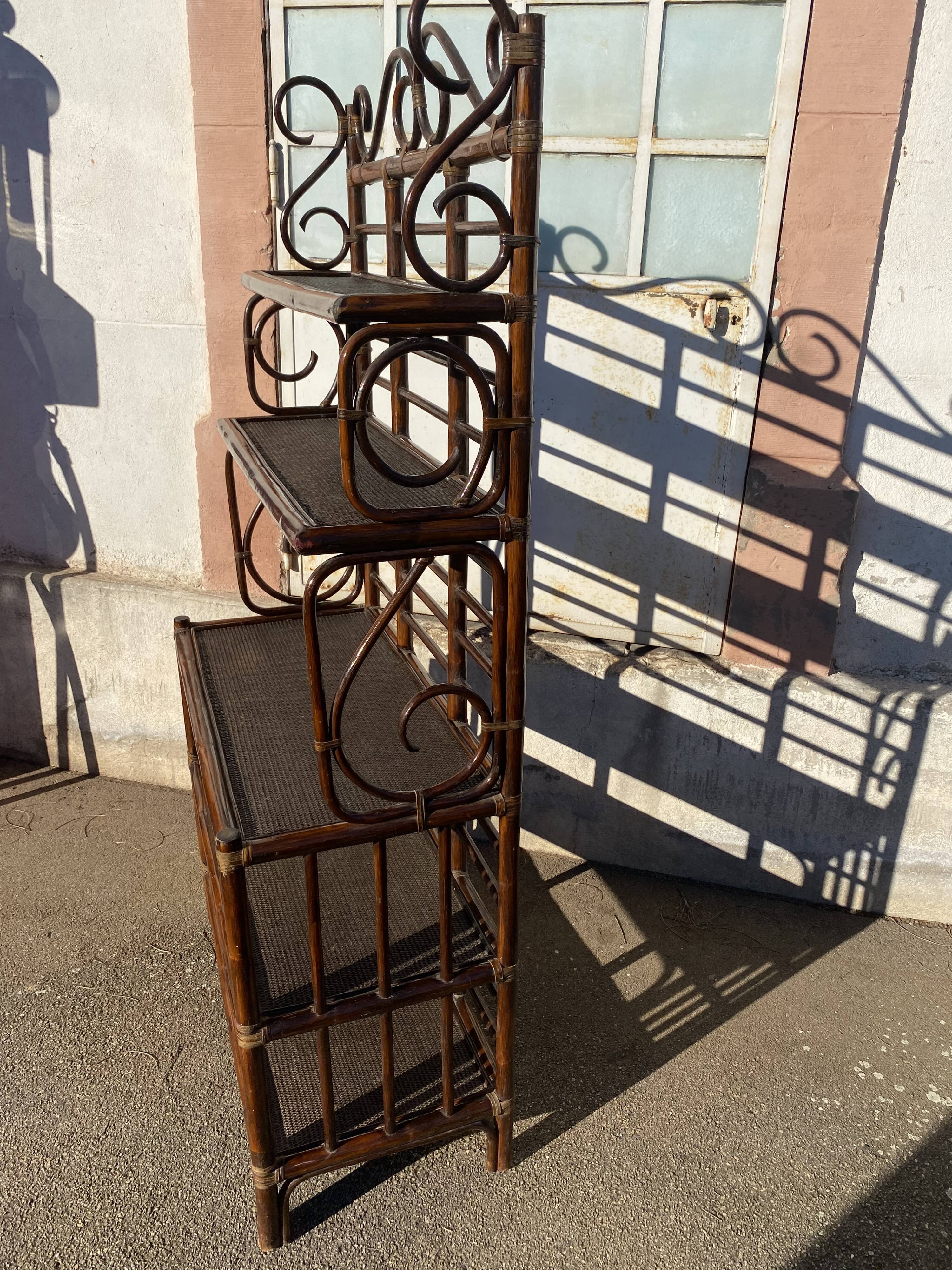 Shelf on volute wicker legs