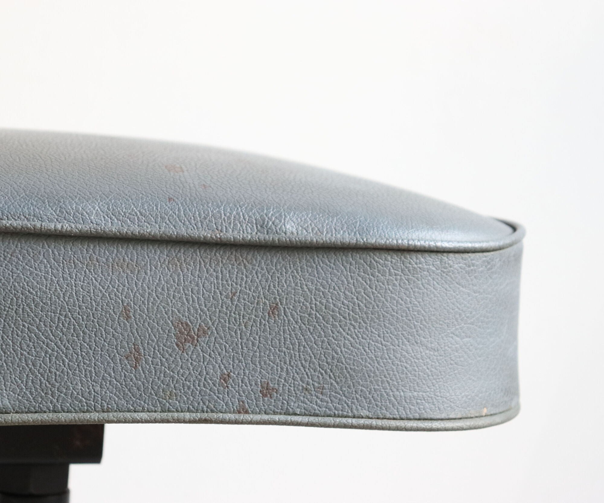 Pair of workshop chairs from the 50s in chrome steel and imitation leather