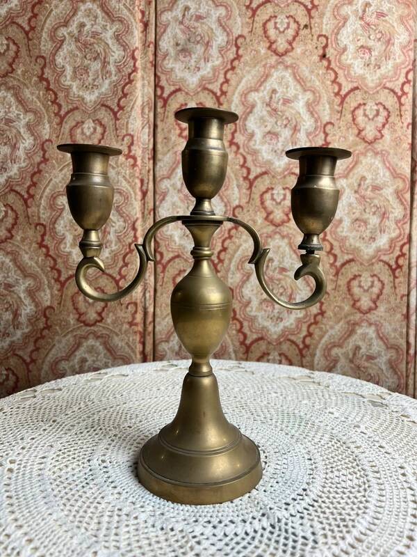 Three-branch chandelier in gilded brass