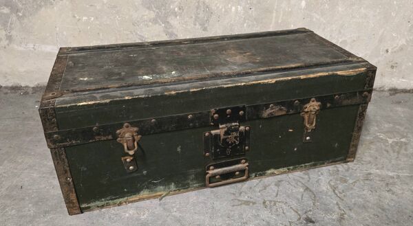 Malle ancienne en bois et métal – Style industriel / militaire