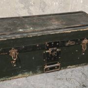 Malle ancienne en bois et métal – Style industriel / militaire