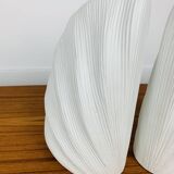 Paire de vases corail en céramique blanche, serre-livres