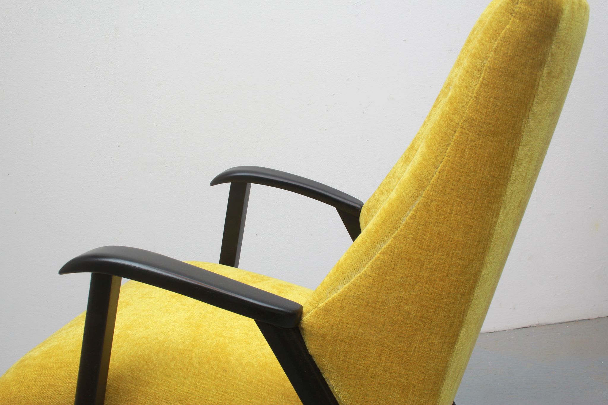 Fauteuil des années 1950 en velours jaune, entièrement restauré