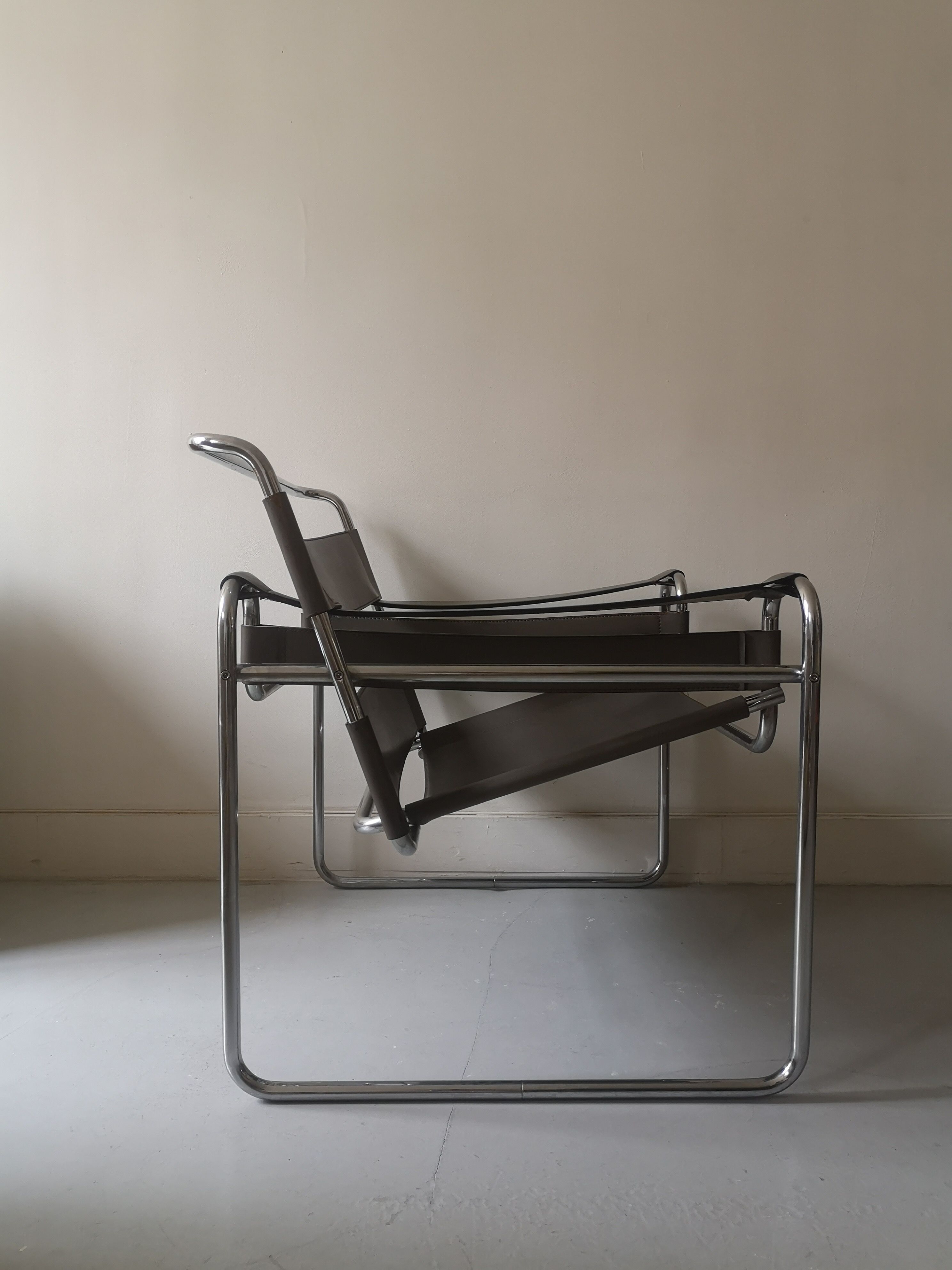 Fauteuil métal et cuir gris wassily par Marcel Breuer