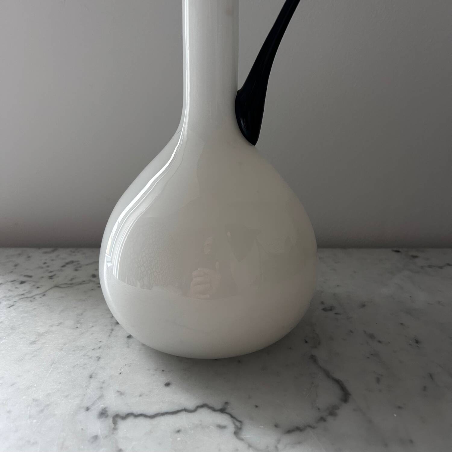 Single flower vase in white and black opaline