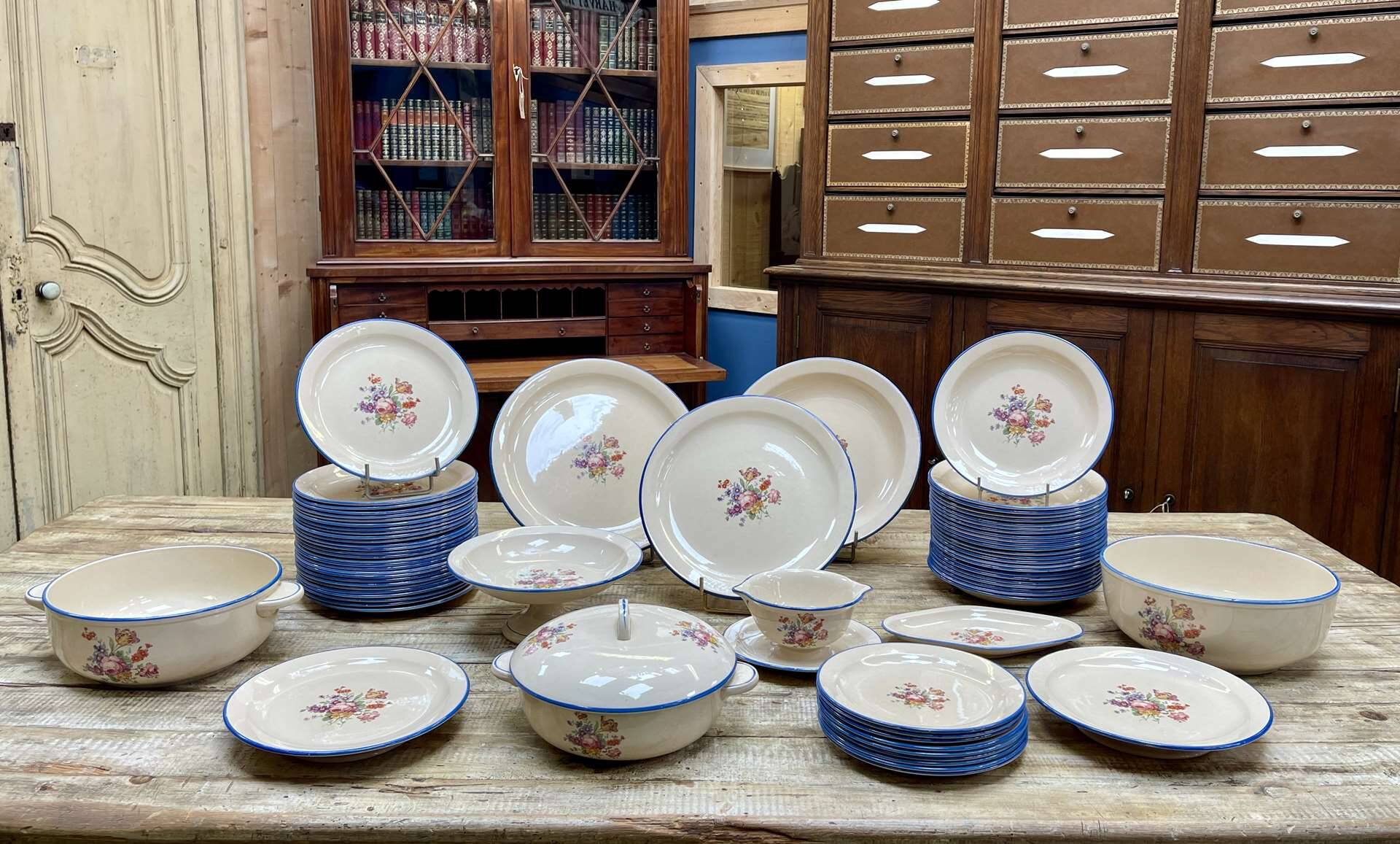Salins Les Bains earthenware dinner service - 72 pieces
