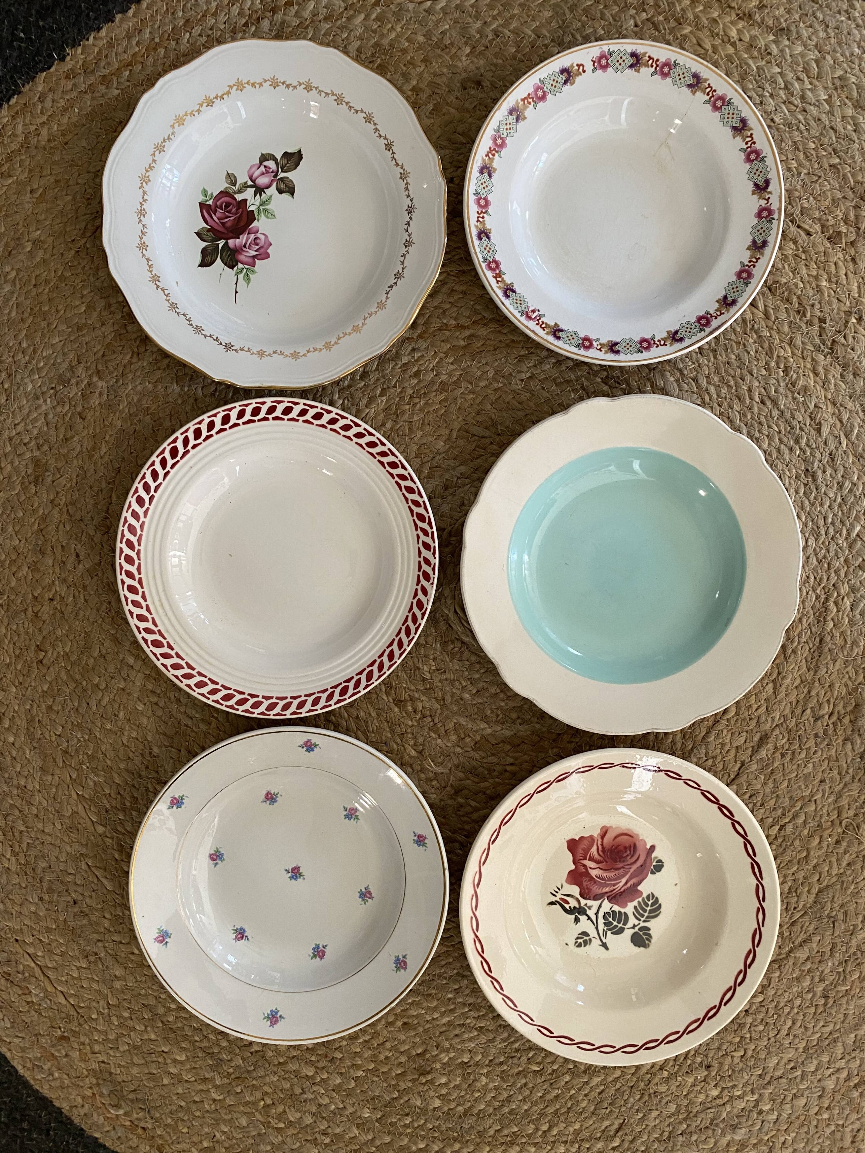 6 hollow plates mismatched in red and green.