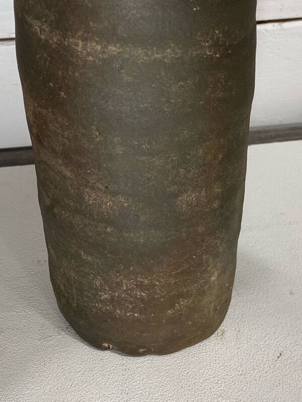 Lot de deux bouteilles en céramique art populaire