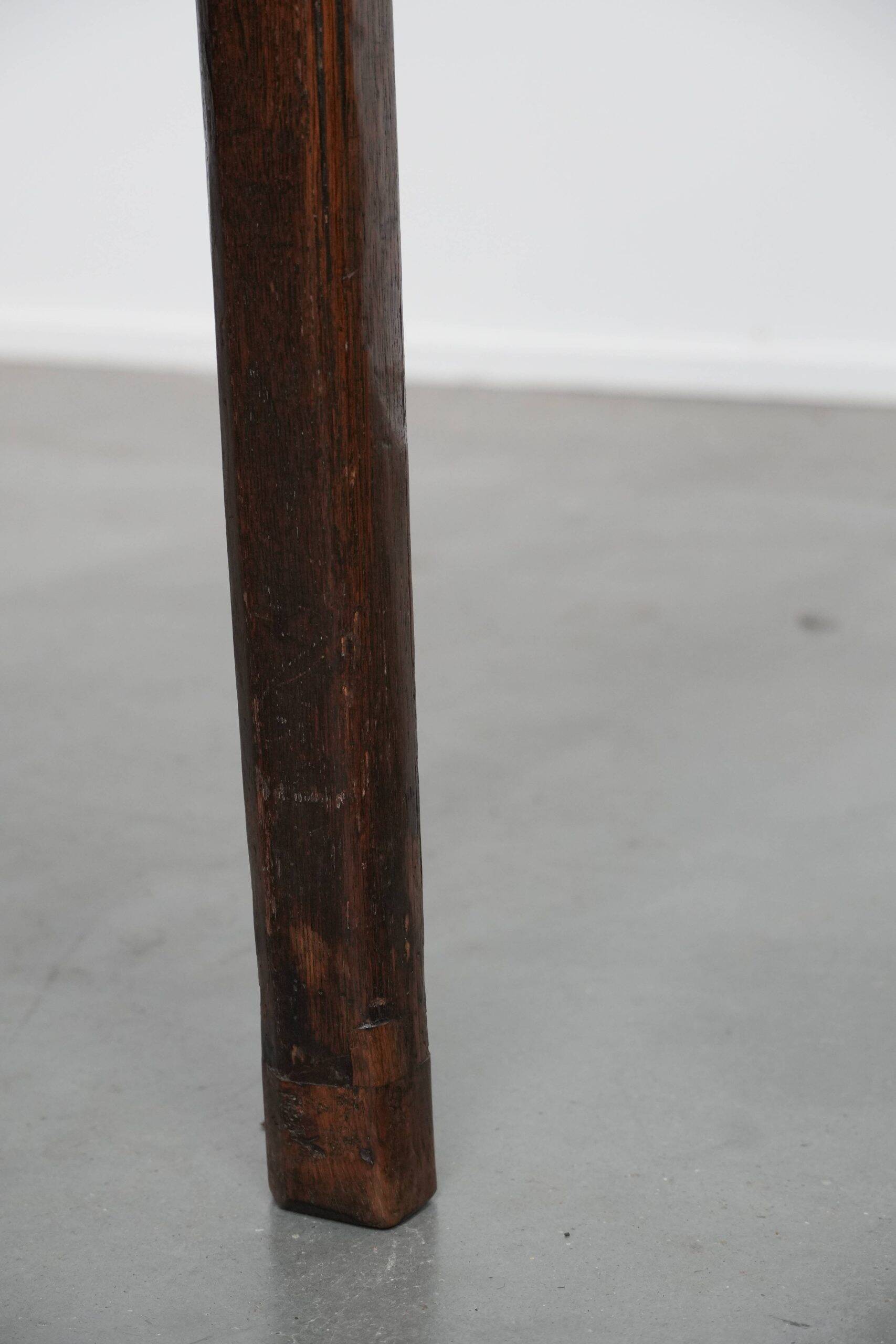 Charming antique English drop-leaf dining table made of oak from the late 19th century