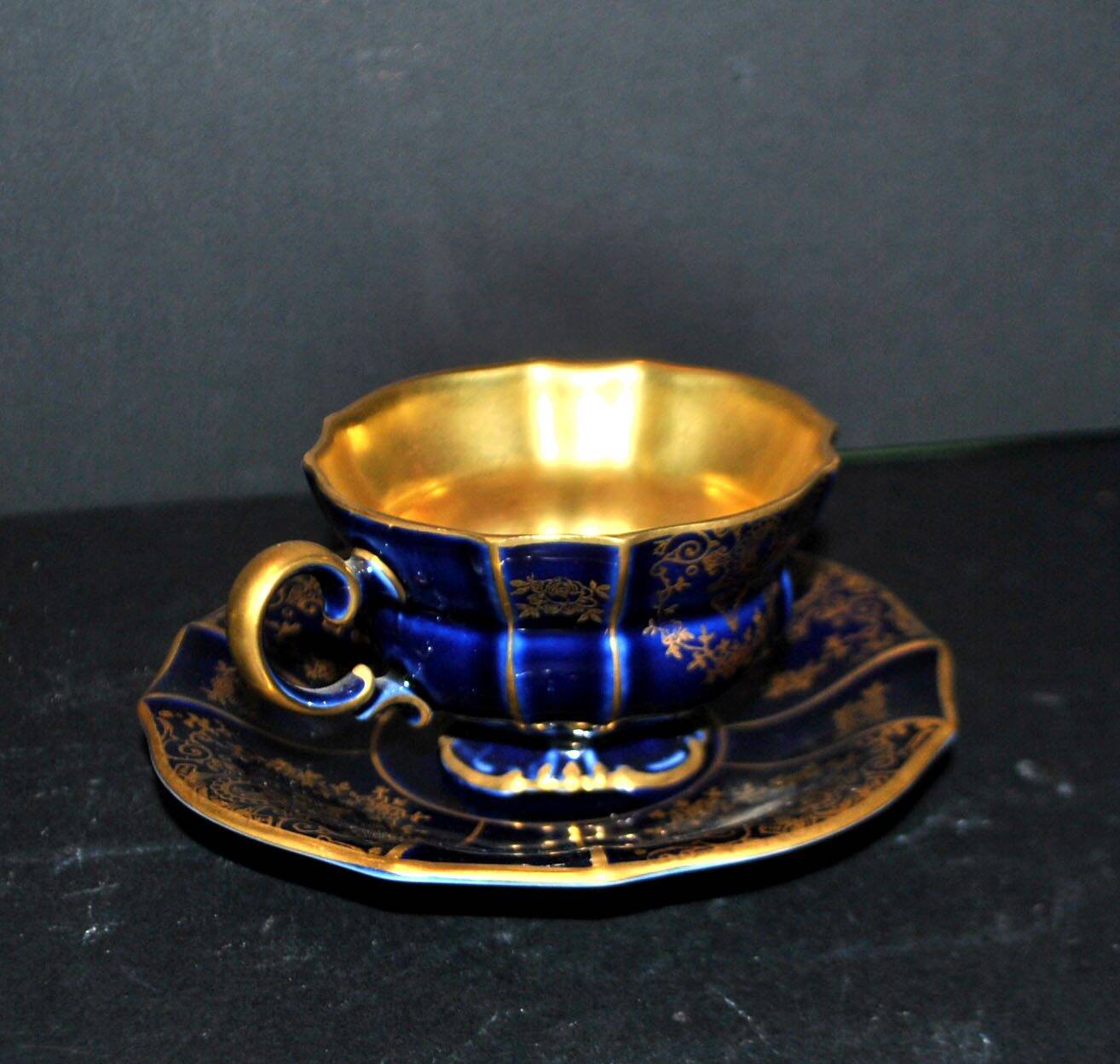 A precious, multi-lobed cup in German cobalt porcelain with a gold interior, Lindner Bavaria.