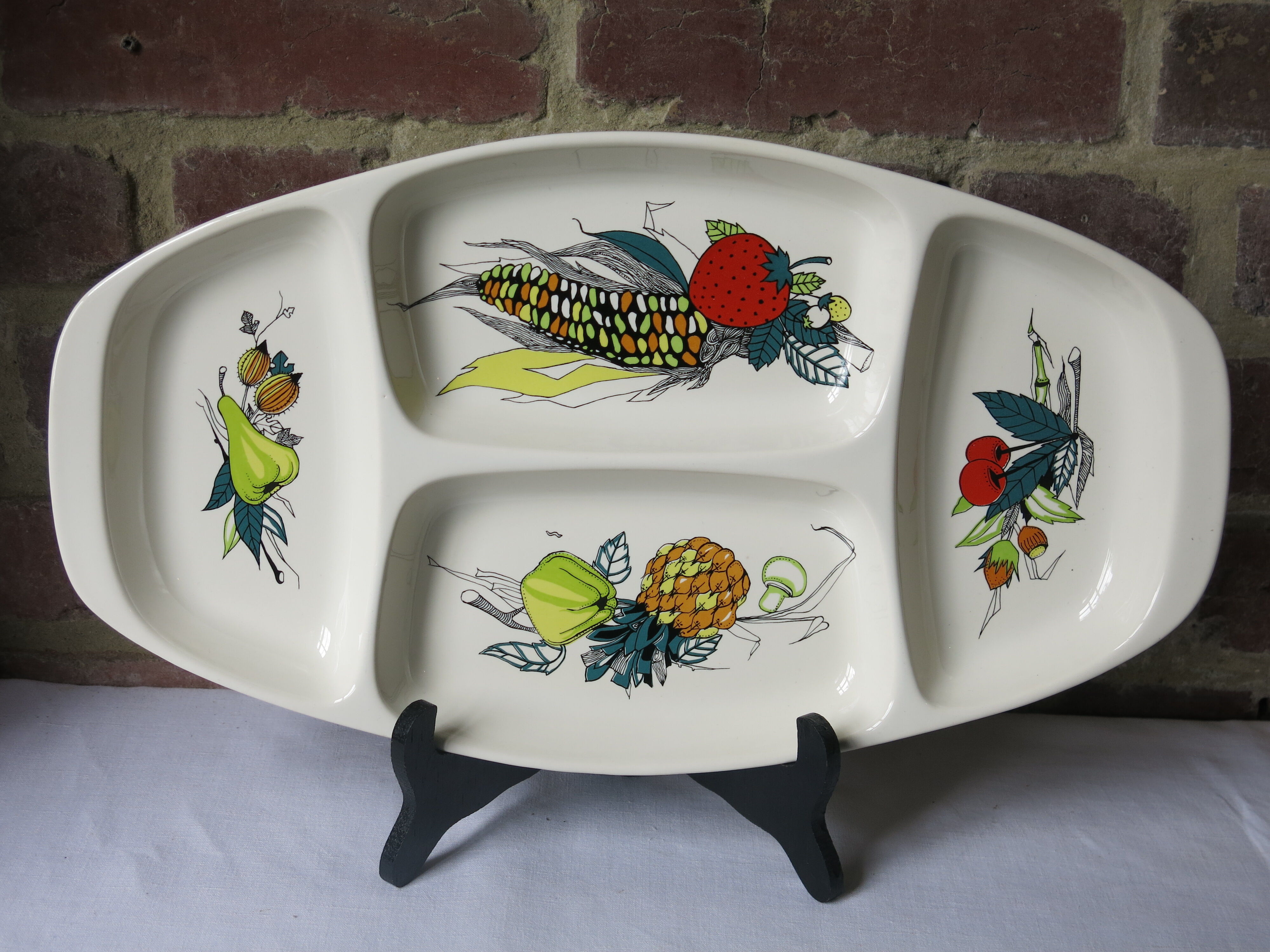 Serving dish with compartments