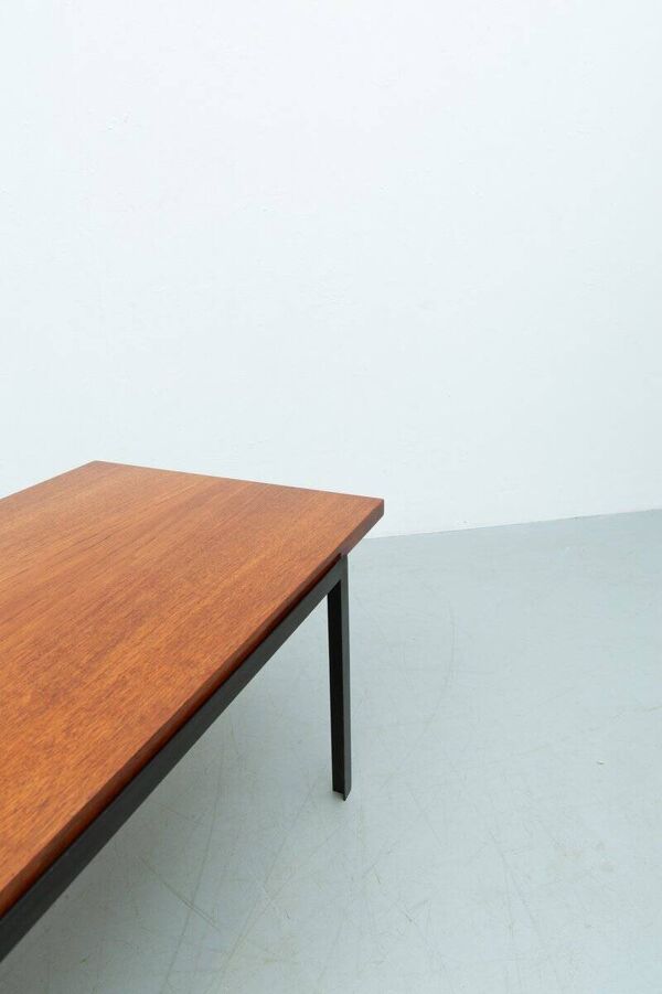 Table basse T-Angel en teck par Florence Knoll pour Knoll Inc. / Knoll International, années 1950.