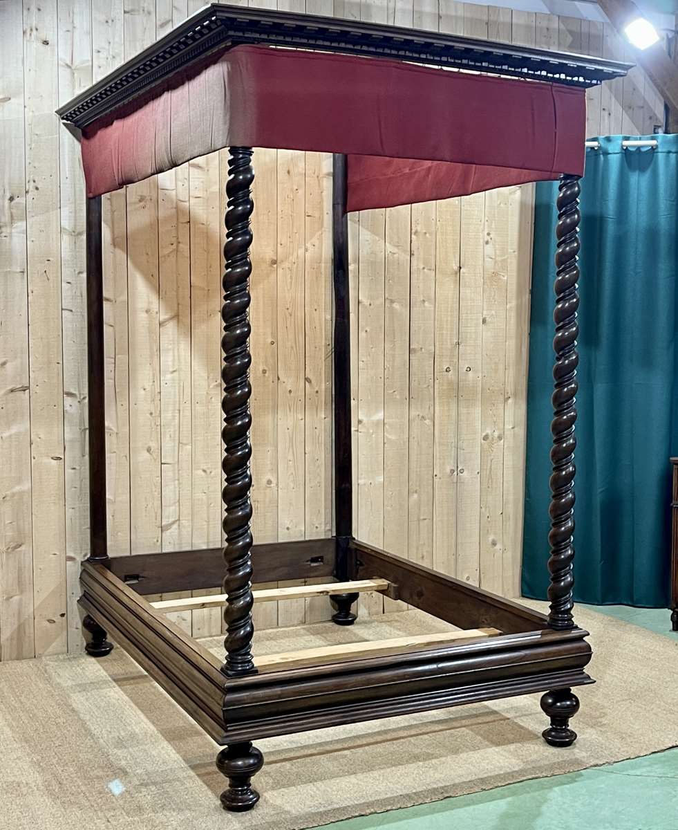 Louis XIII four-poster bed in walnut and poplar