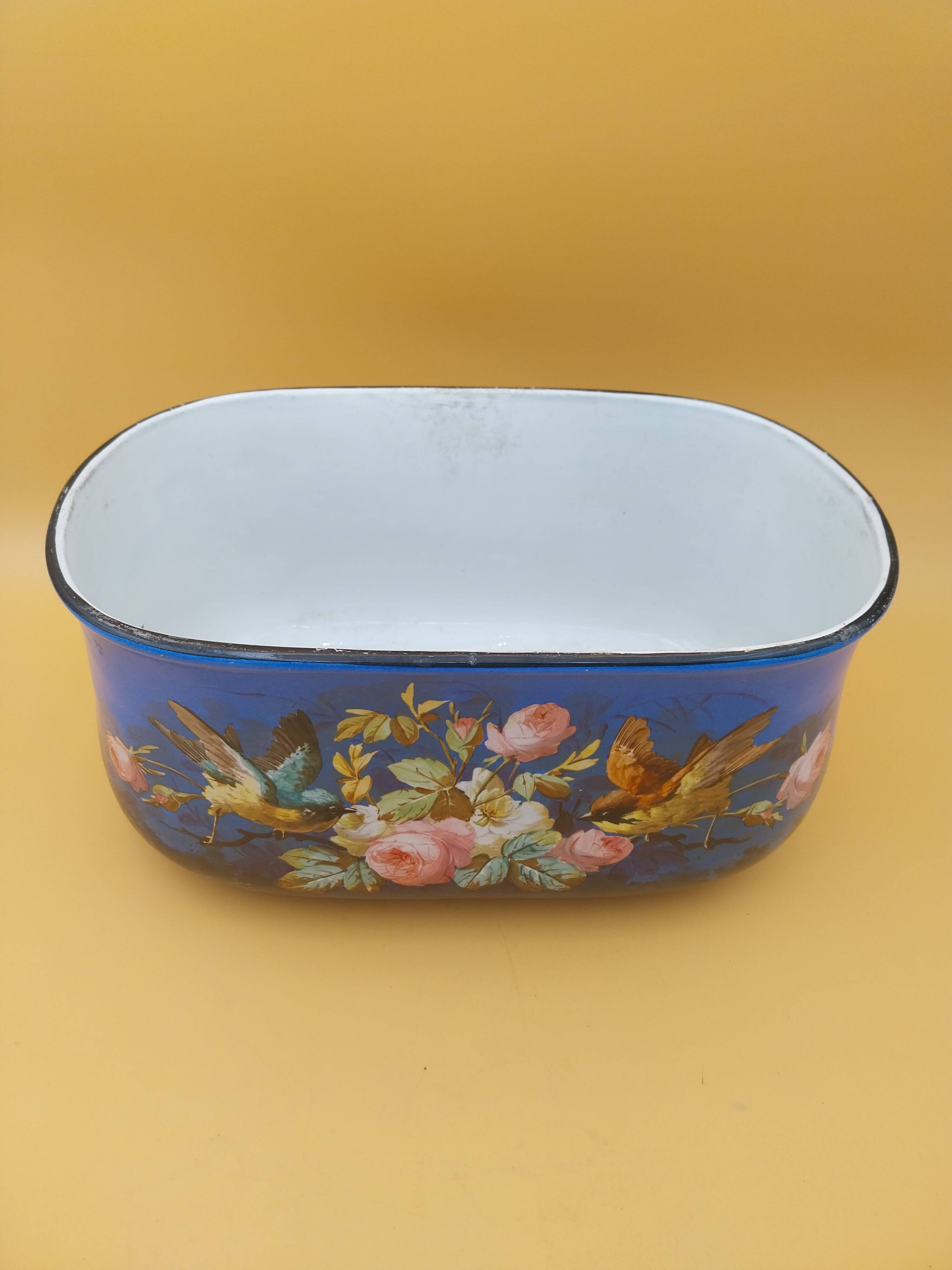 Paris porcelain jardinière with floral and bird decoration, 19th century.