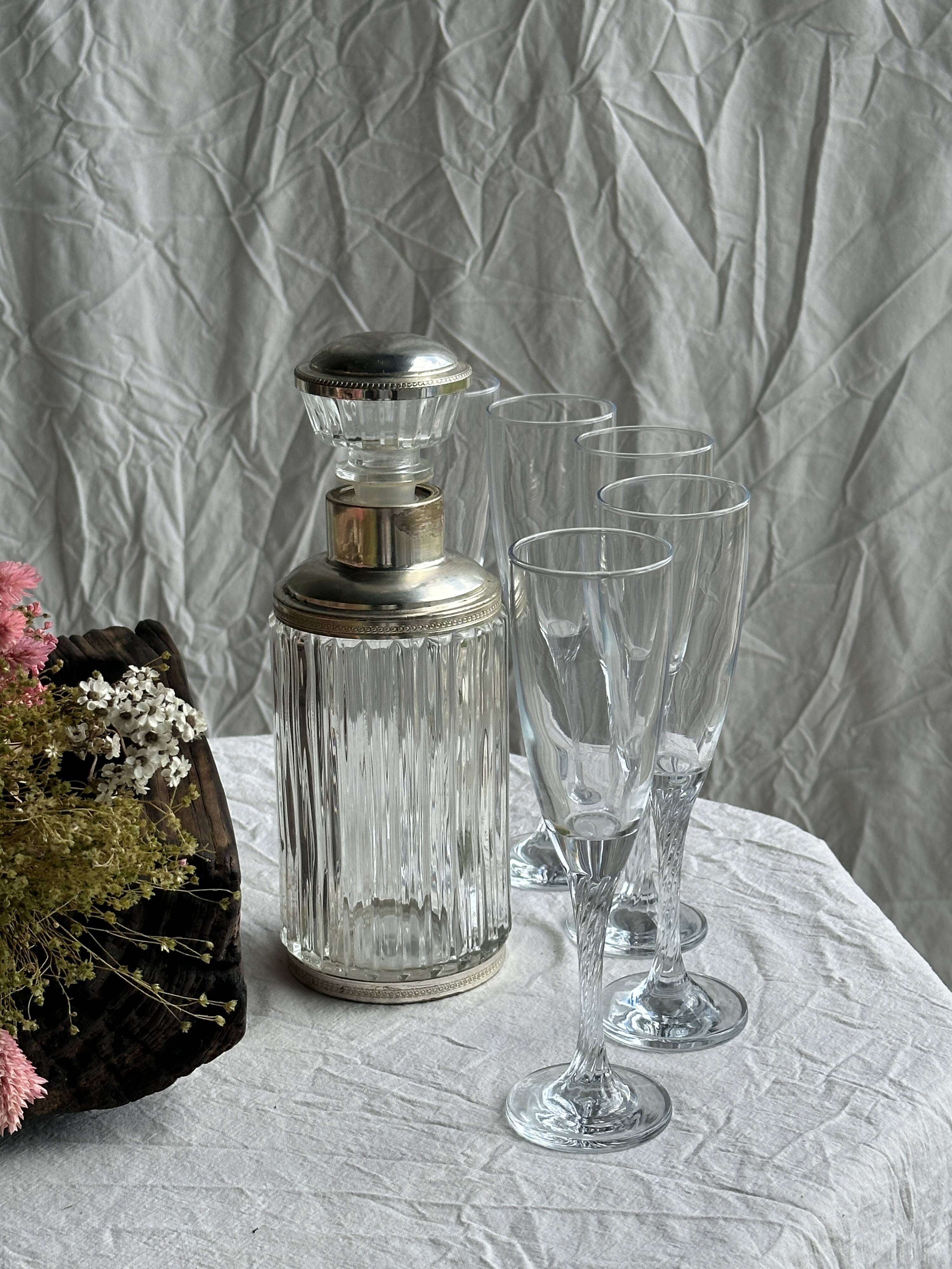 Set of 5 glass champagne flutes with twisted ribbed base