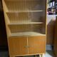 Bibliothèque en bois clair pieds compas