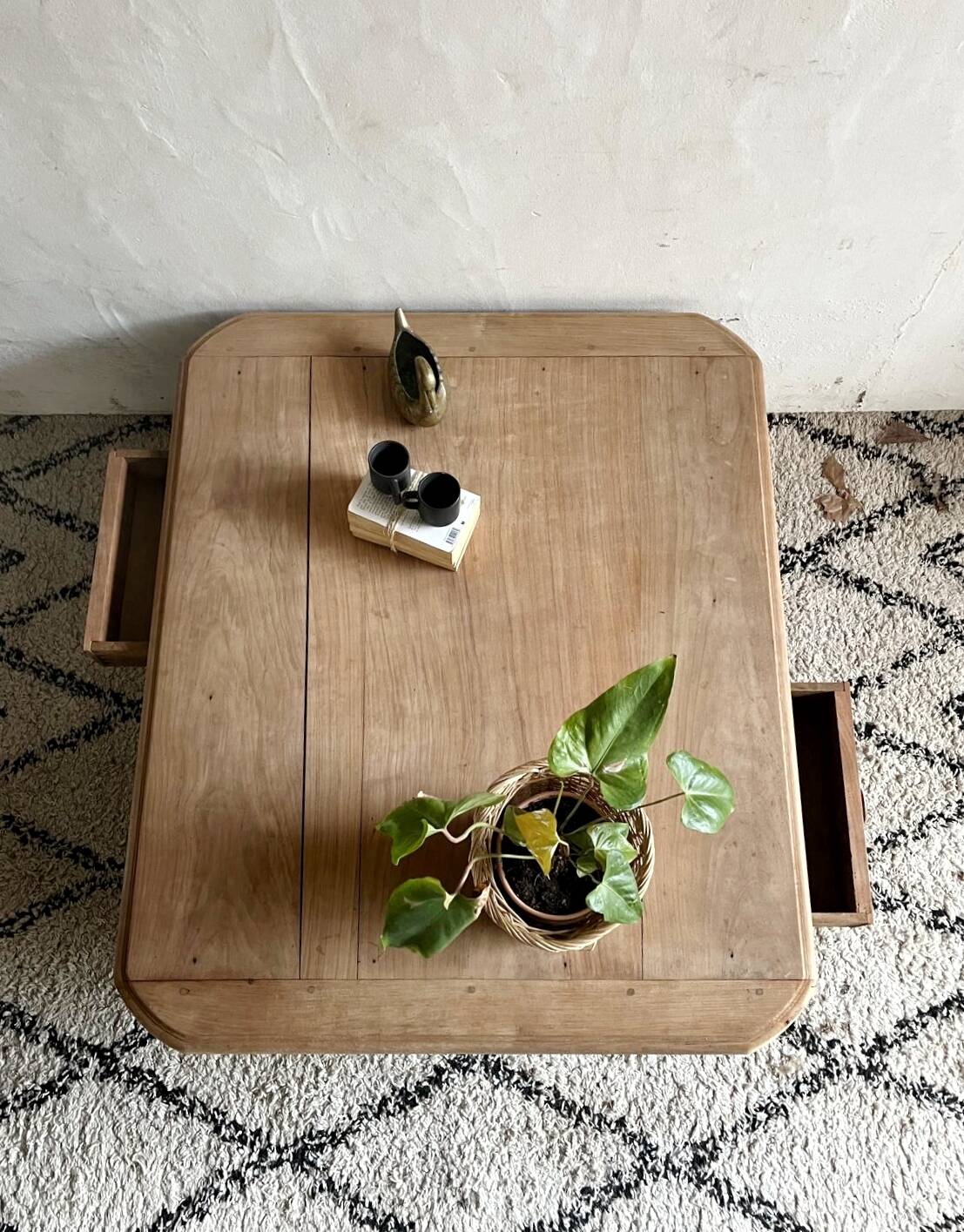 Farmhouse coffee table with 2 drawers