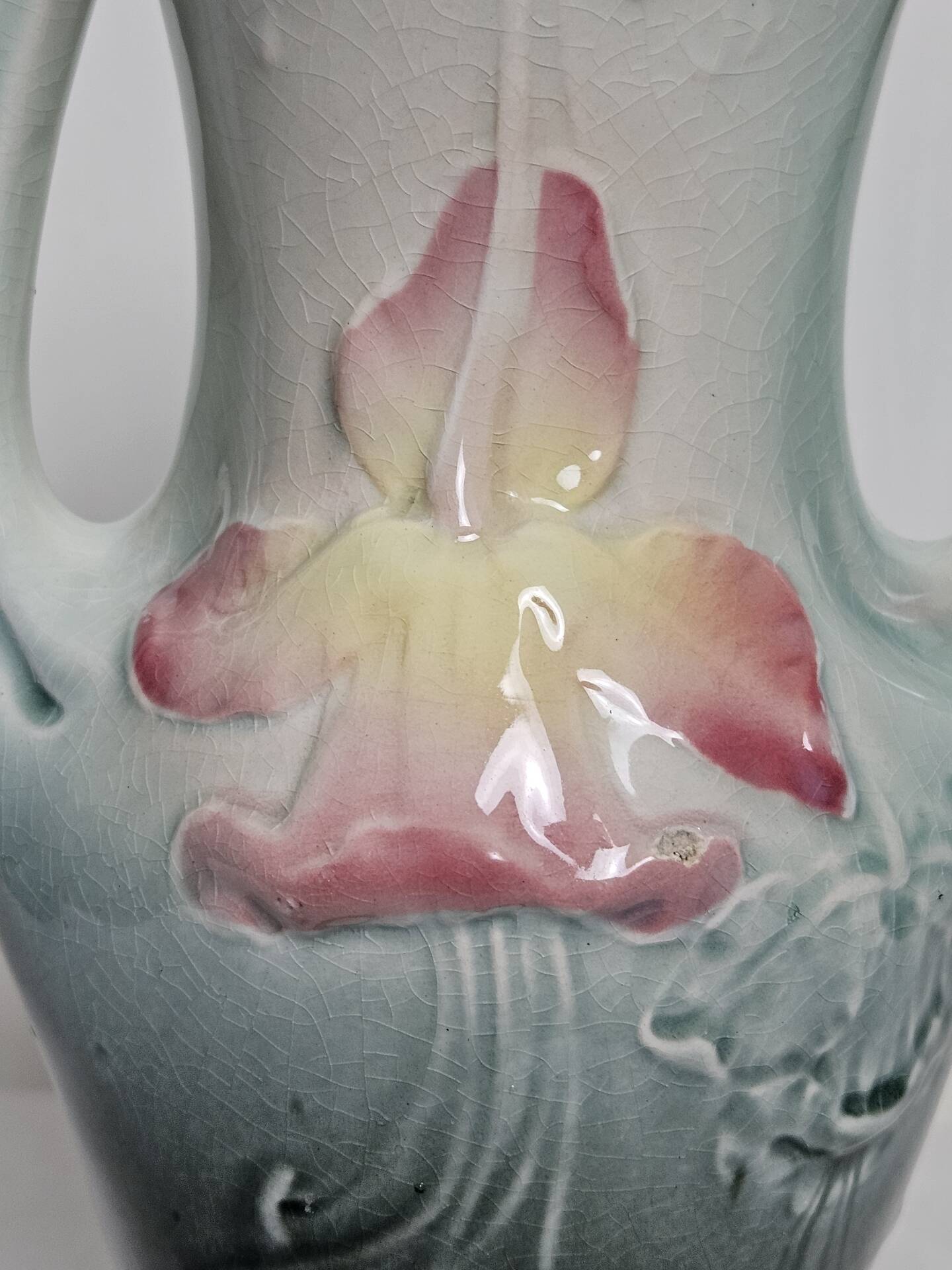 Vase barbotine iris Art nouveau