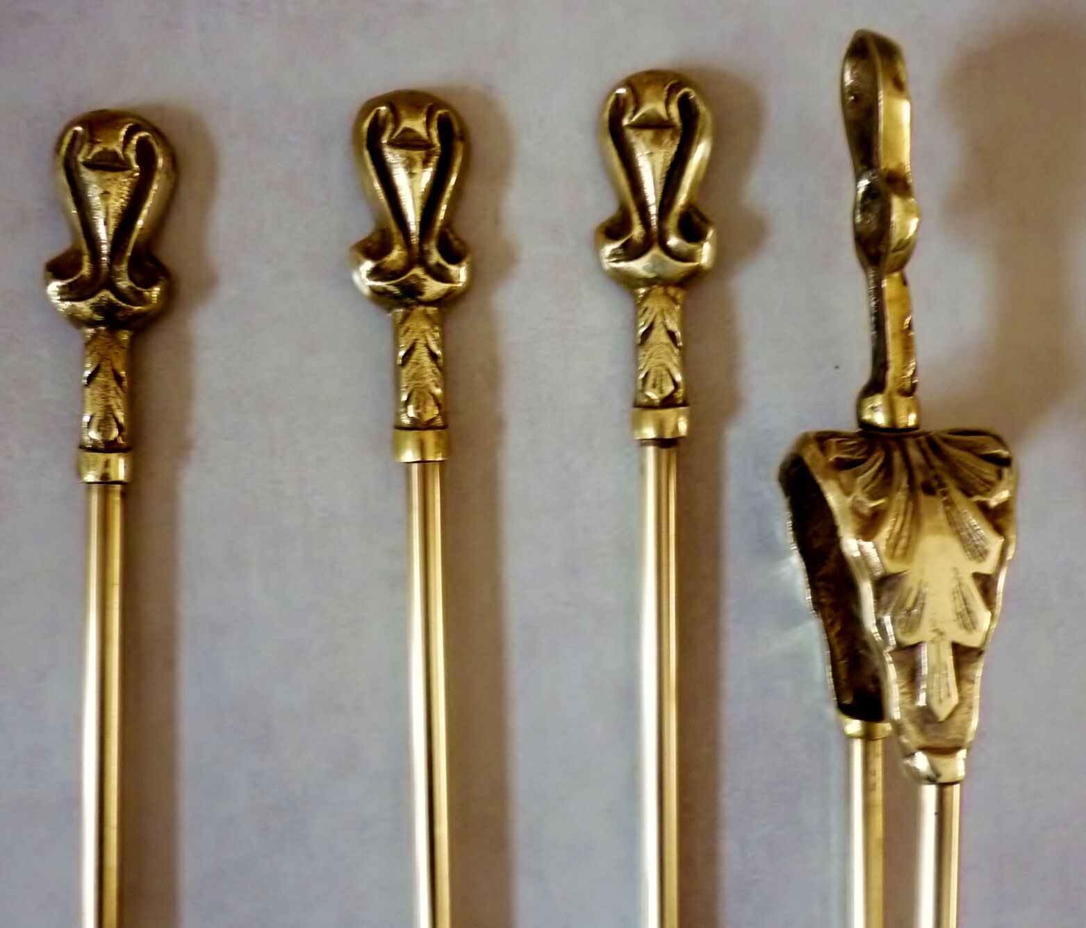 Servant, accessories fireplace, marked chiseled bronze and brass, 5 pieces