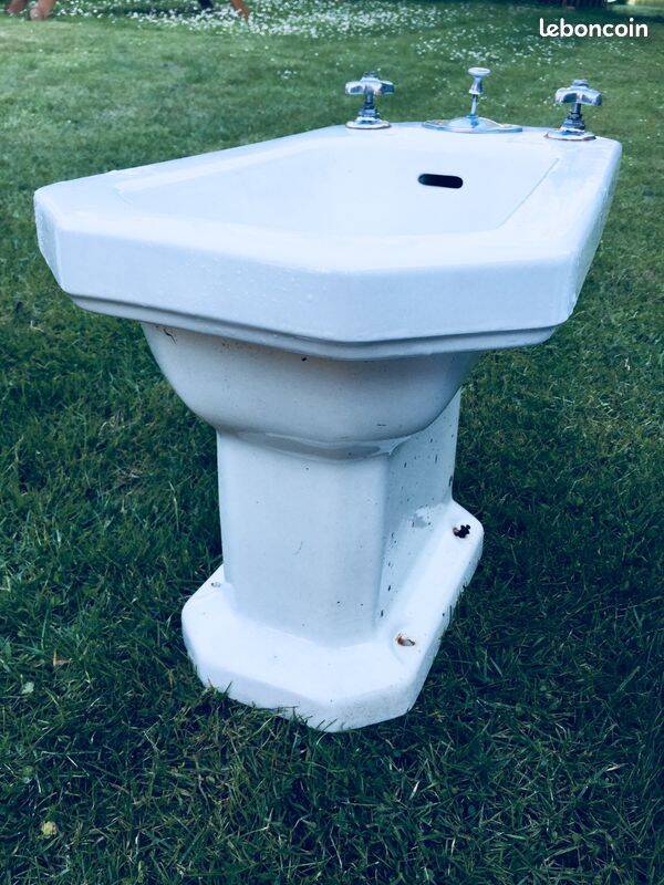 Vintage art deco bidet