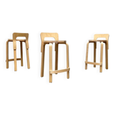 3 tabourets hauts K65 par Alvar Aalto pour Artek, Finlande, 2017