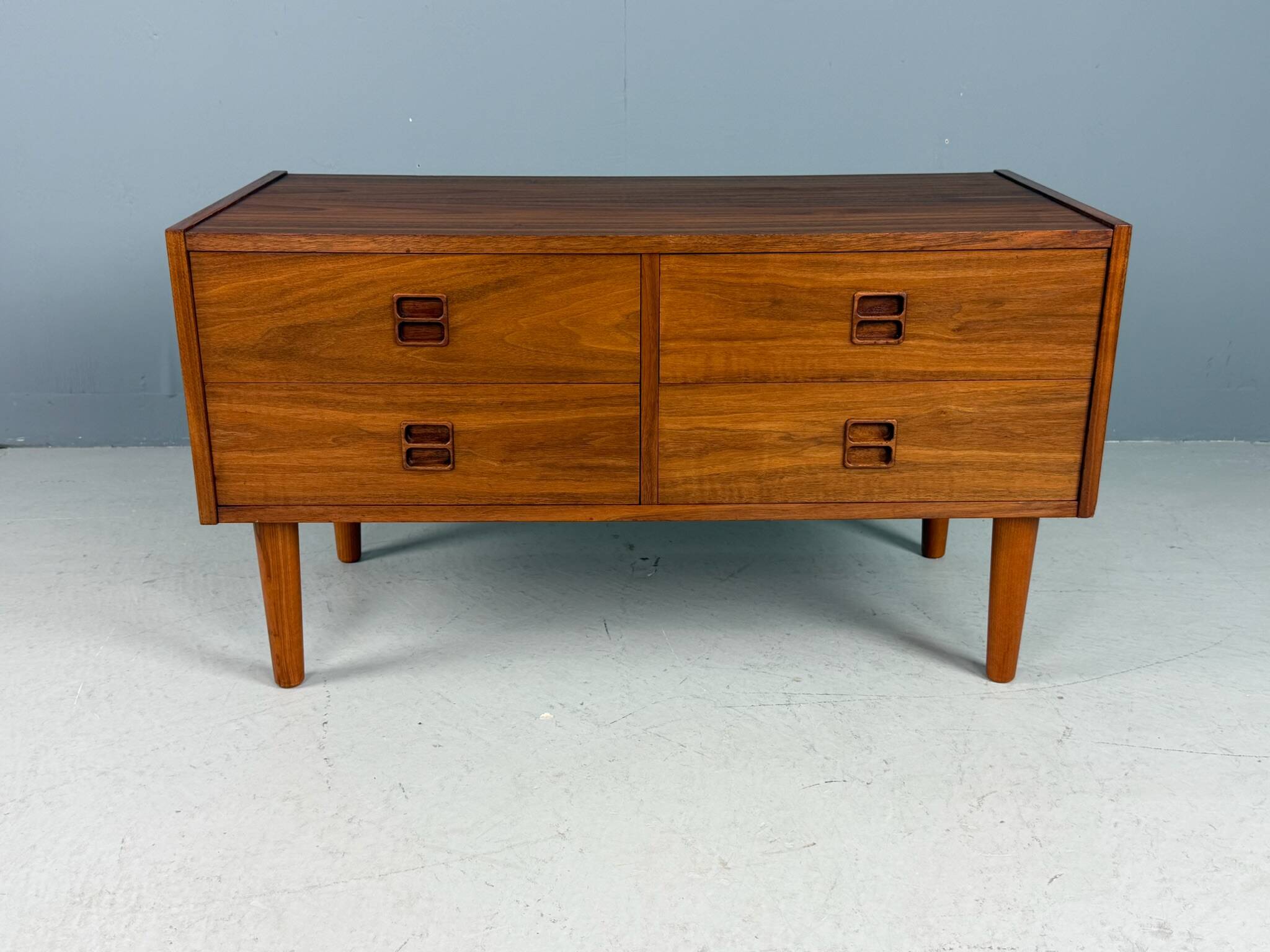 Commode basse danoise en teck à quatre tiroirs, années 1960