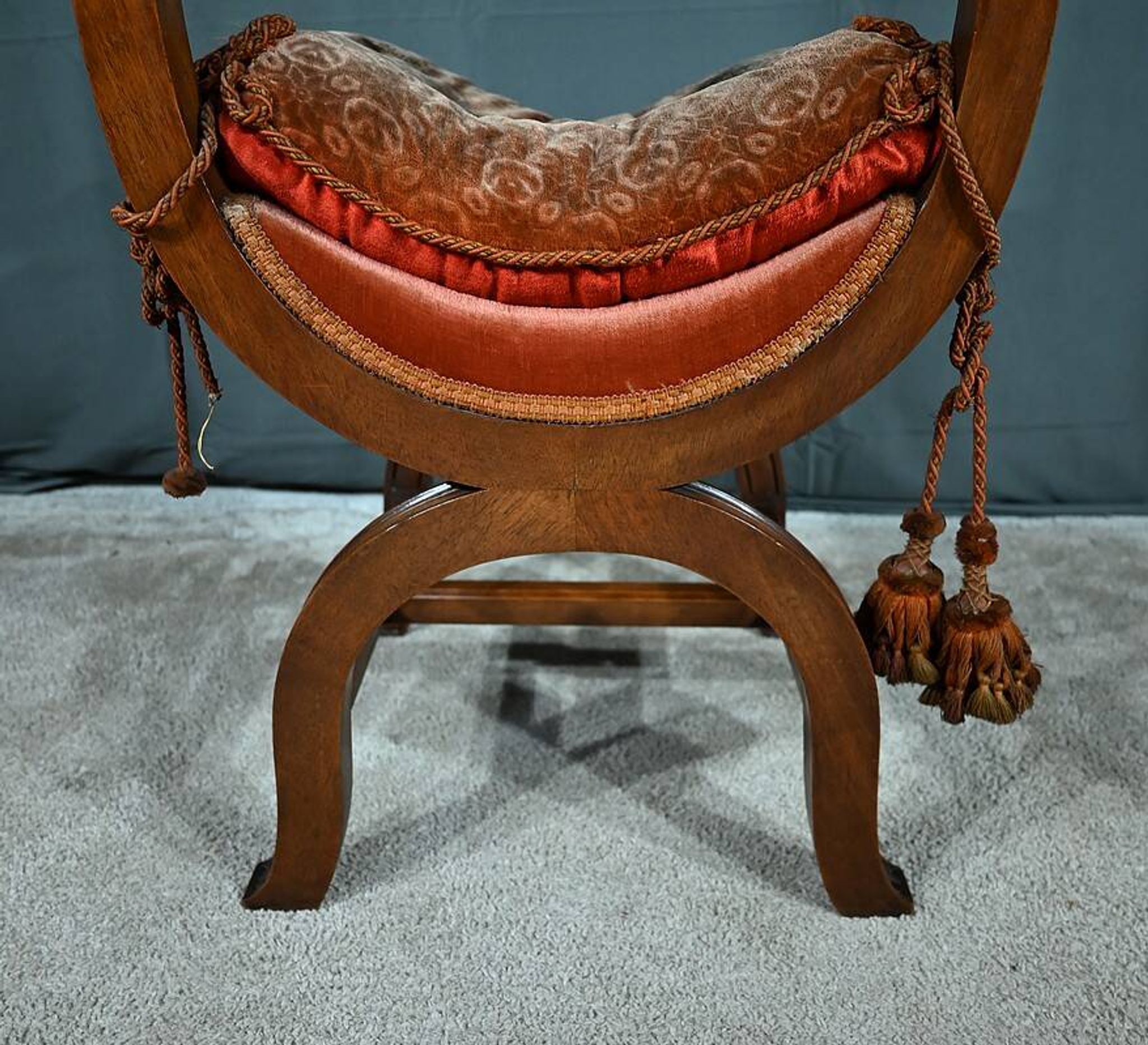 Chaise Curule en Noyer massif, goût Renaissance – Fin XIXe