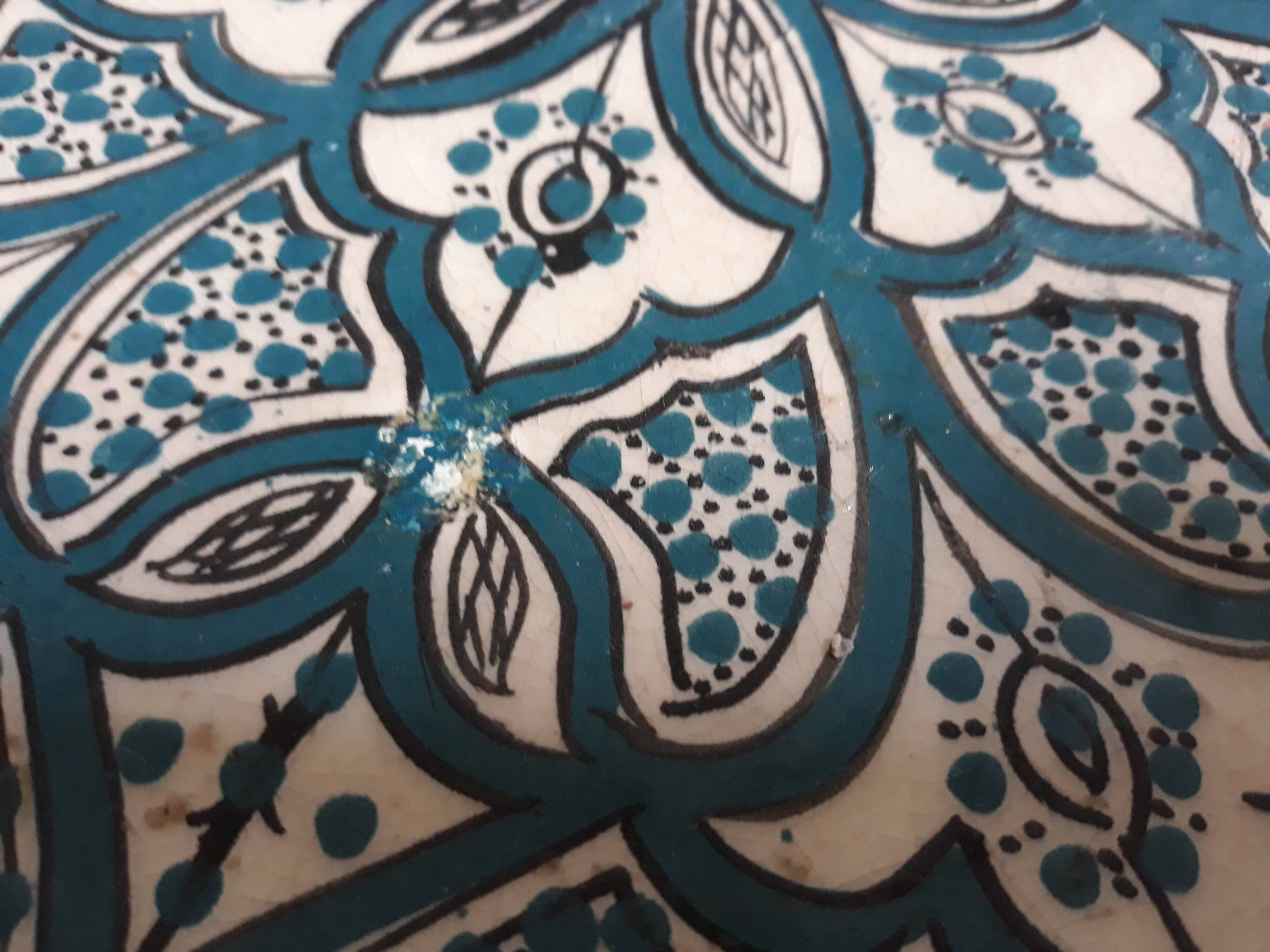 Round dish in artisanal ceramic from Safi in Morocco