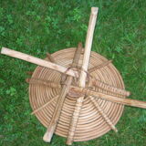 Siège bas vintage rotin et bois