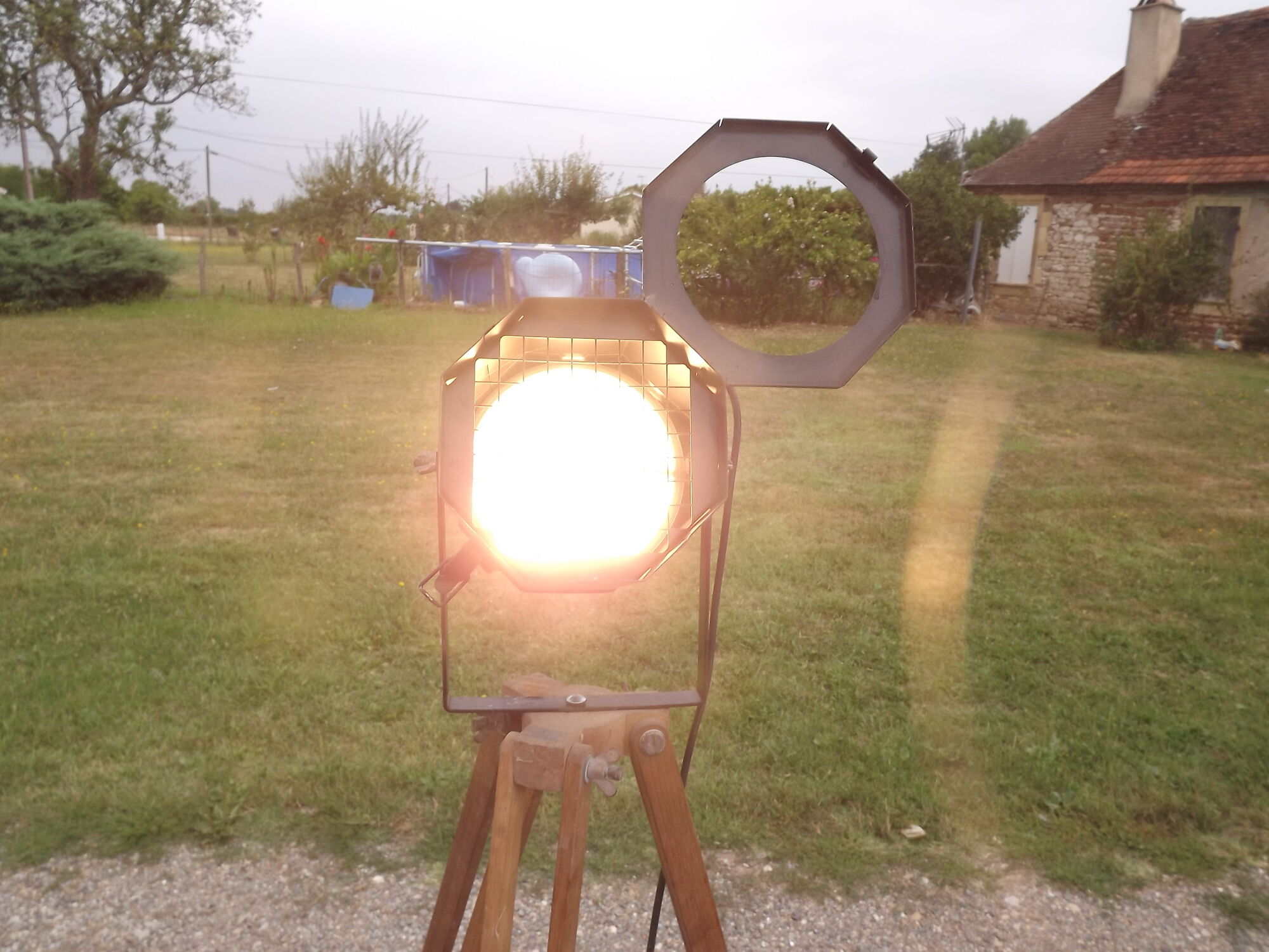 Industrial lamp spot photo on tripod geometre chéne de l'armée