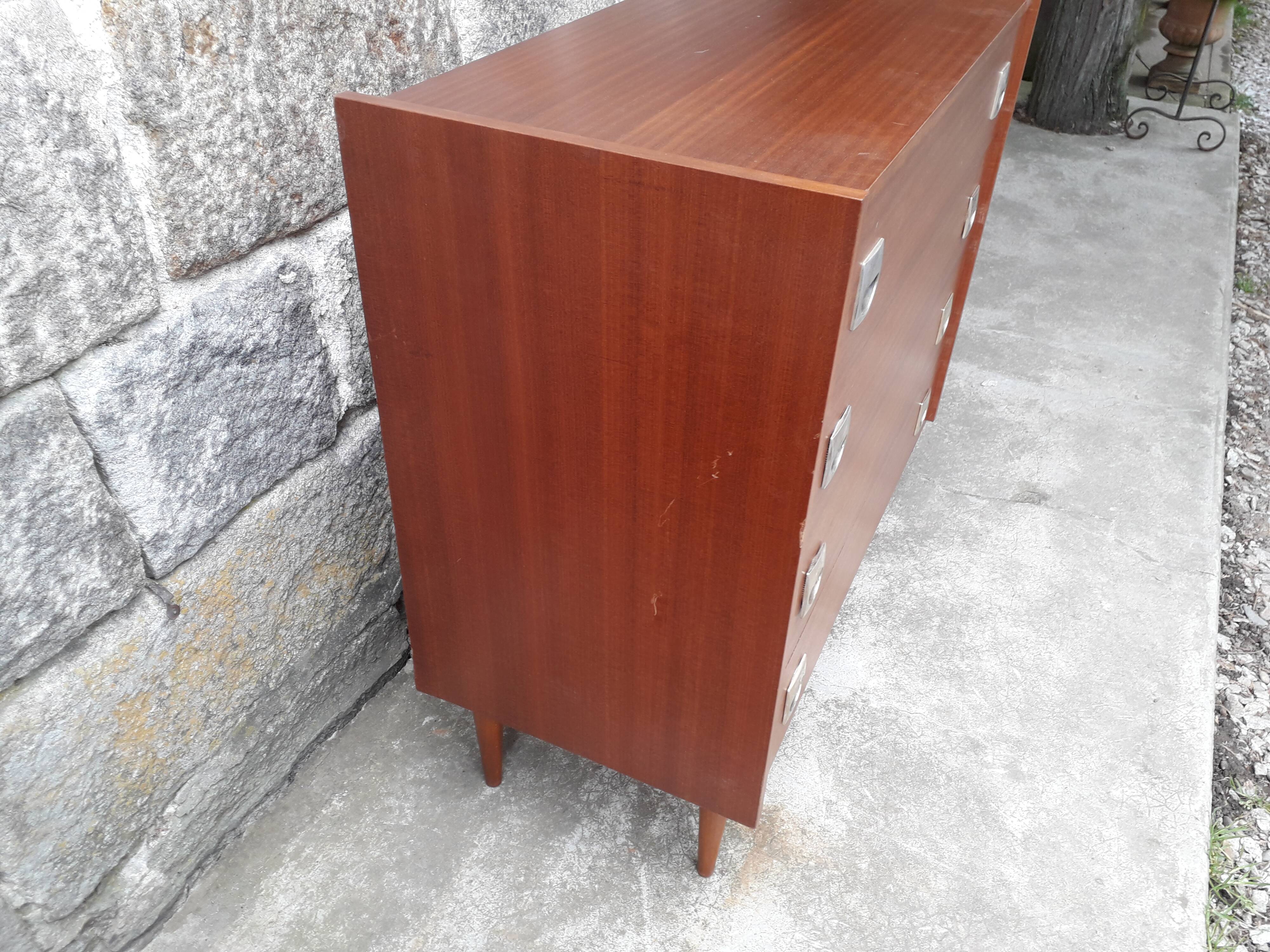 Commode vintage pieds fuseaux