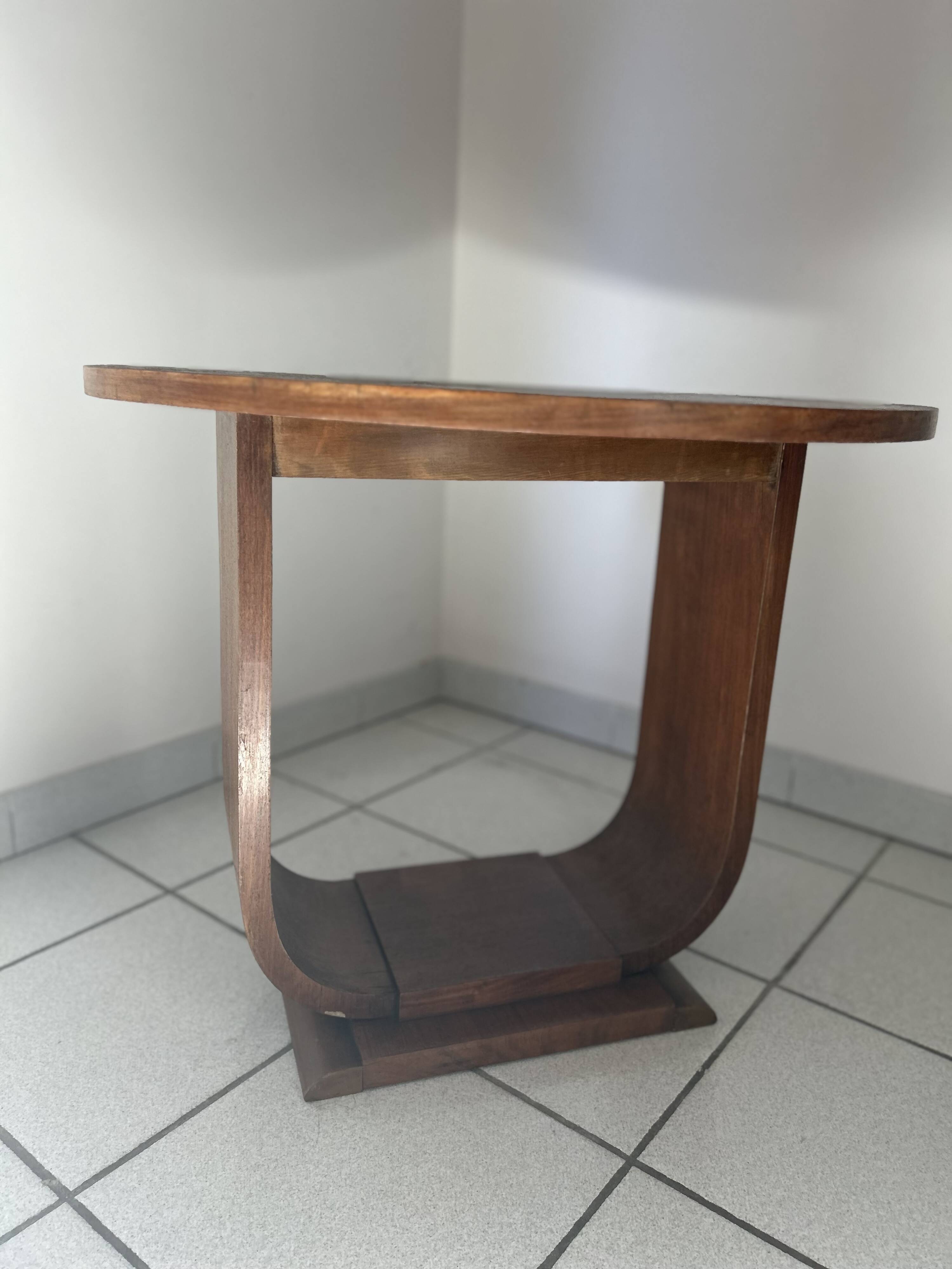 Round coffee table
