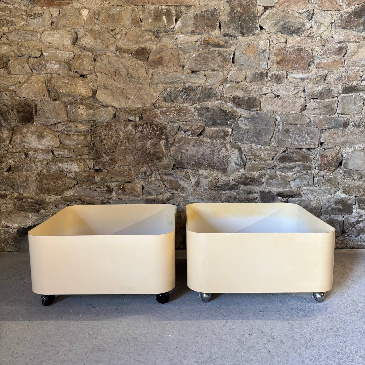 Pair of planters on wheels model 4682 by Anna Castelli for Kartell