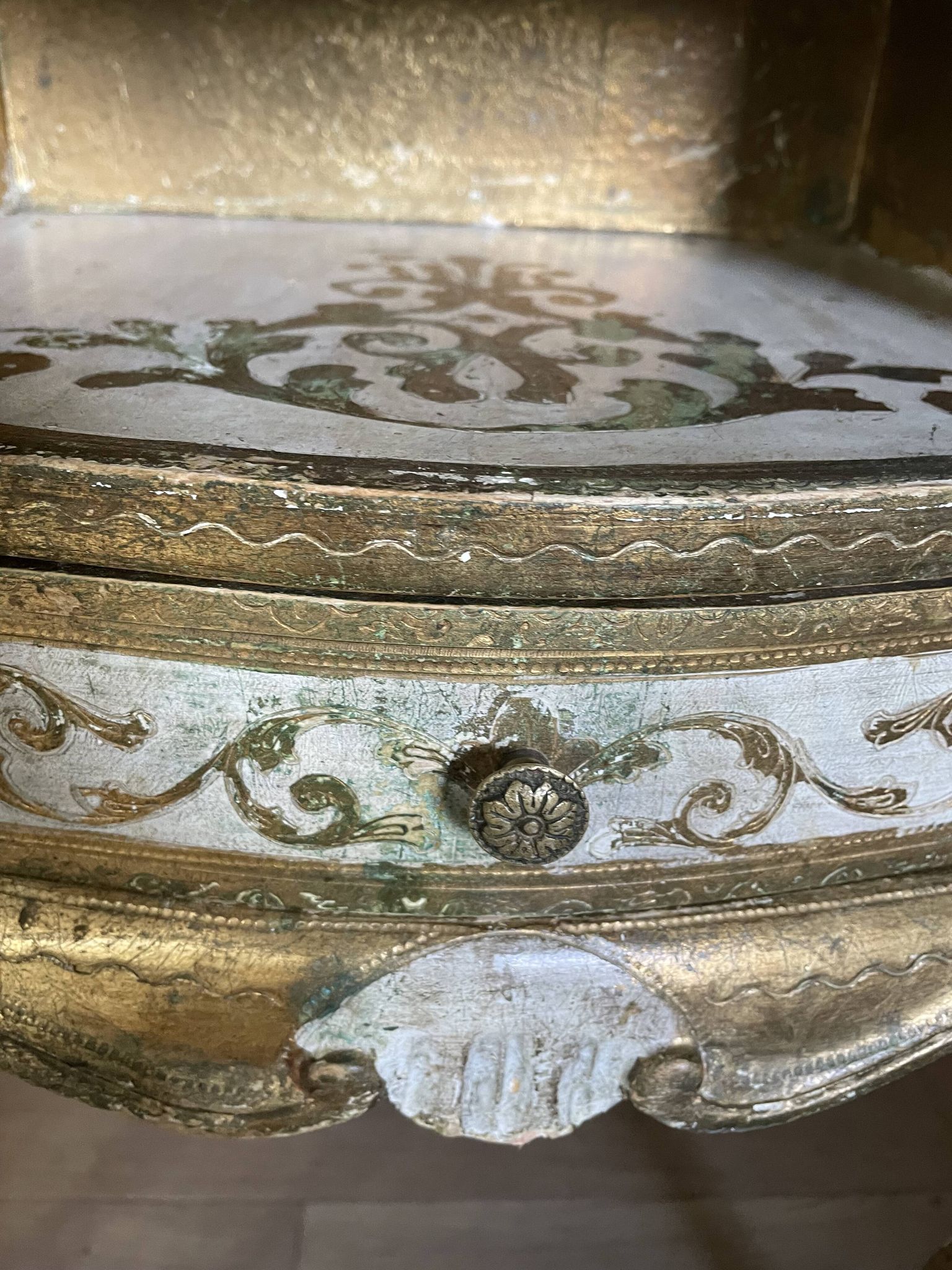 Bedside pair, 3 drawers, 1 drawer and a niche, painted golden wood, italian renaissance style