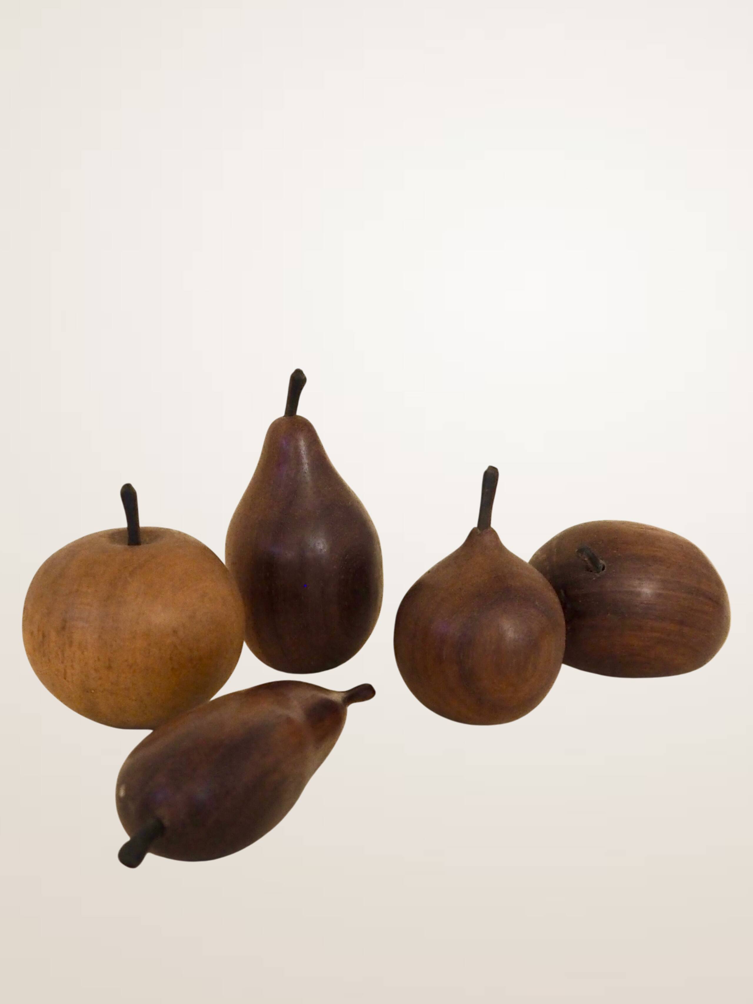 Ensemble de cinq fruits décoratifs en teck