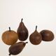 Ensemble de cinq fruits décoratifs en teck